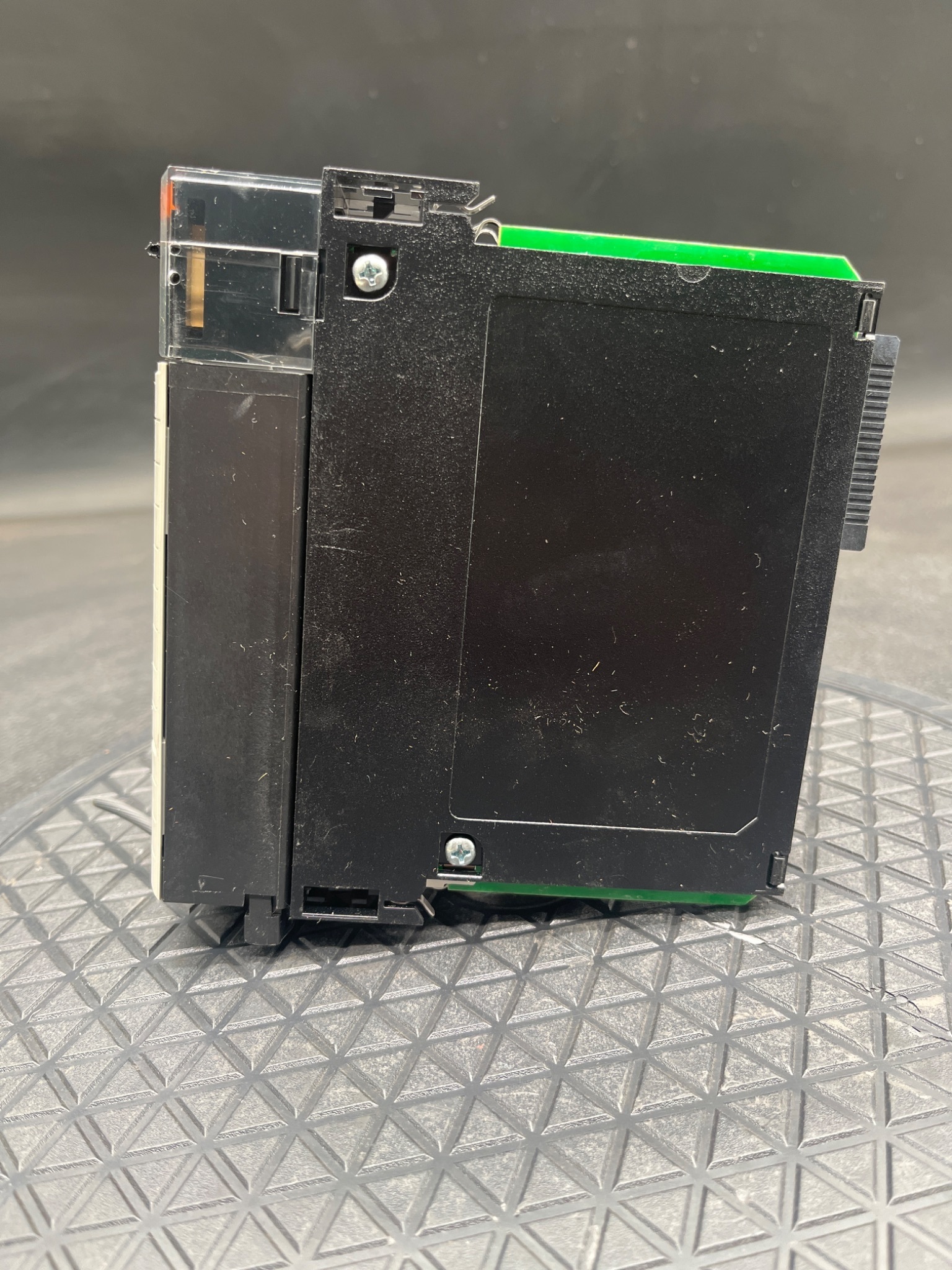 ALLEN‑BRADLEY 1756‑OX8I/A ControlLogix Relay Output Module USED 3
