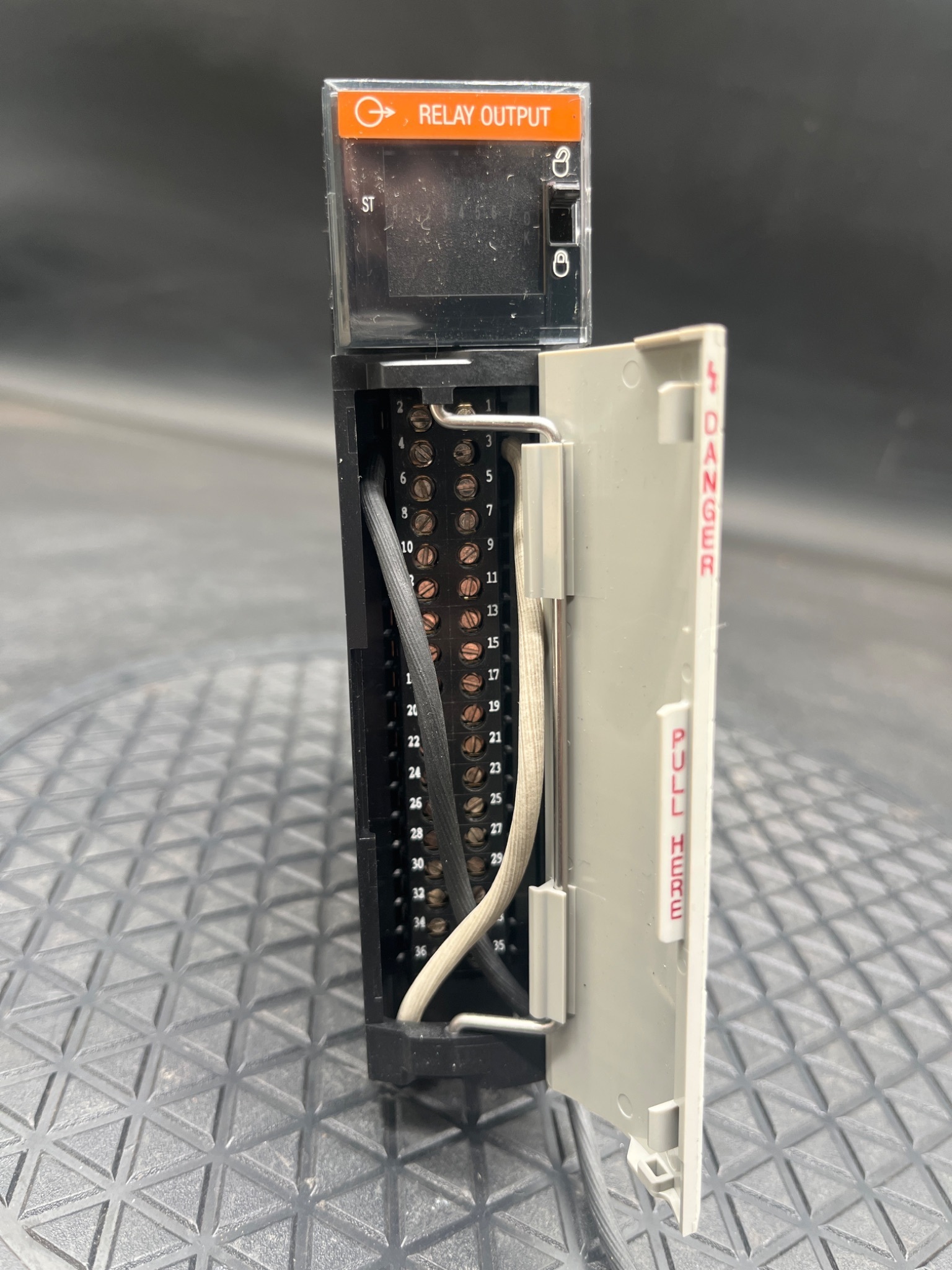 ALLEN‑BRADLEY 1756‑OX8I/A ControlLogix Relay Output Module USED 4