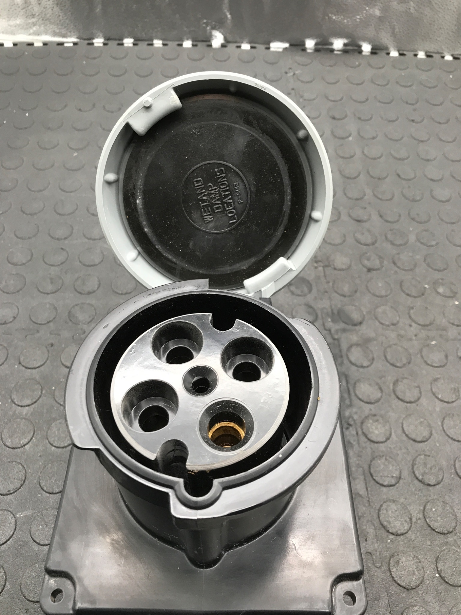 Hubbell HBL460R5W Pin & Sleeve Receptacle USED 3