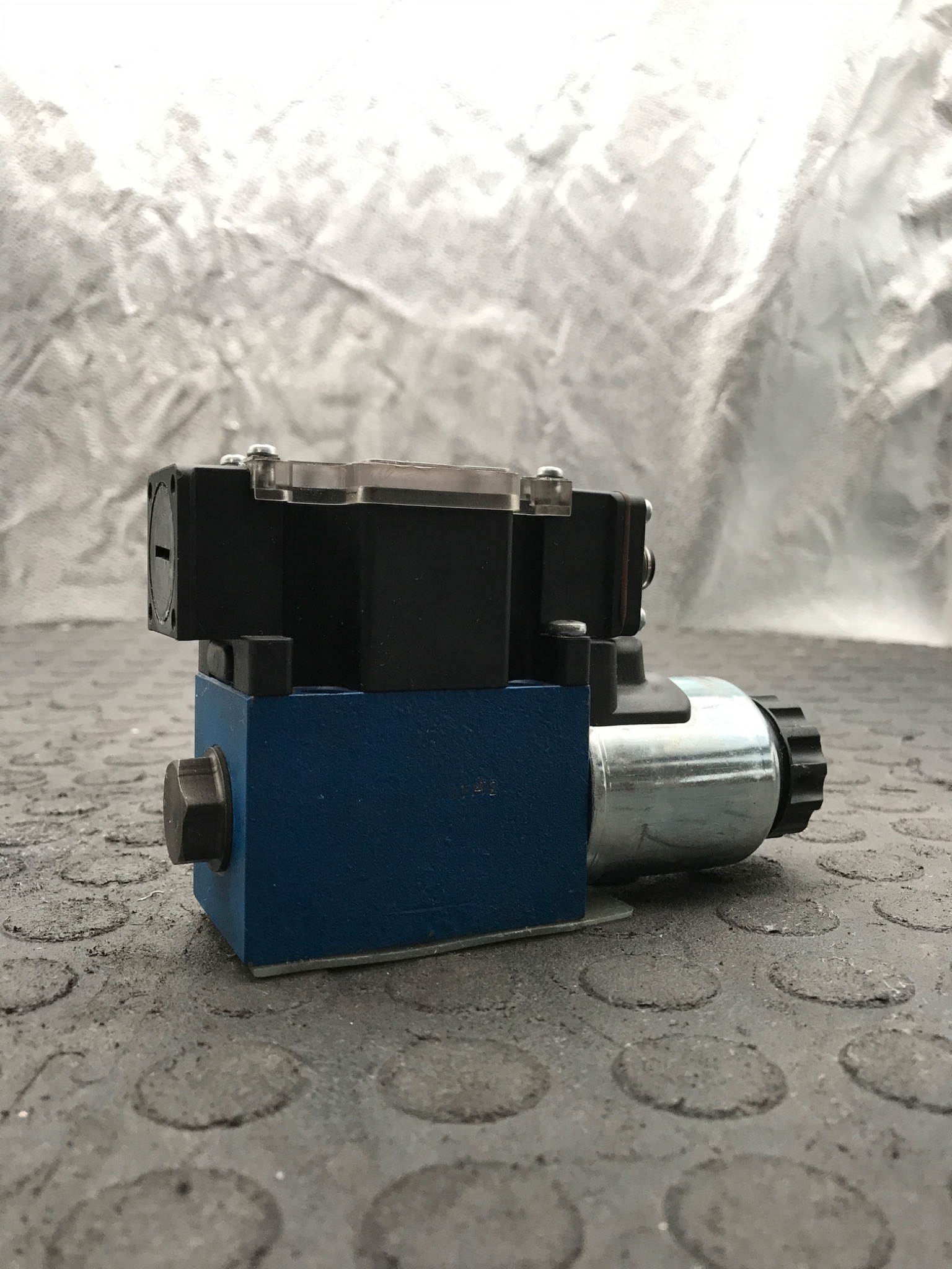 REXROTH 4WE6 D 62/EG24N9DK35L/62=AN (R900720228) Directional Control Valve USED 2