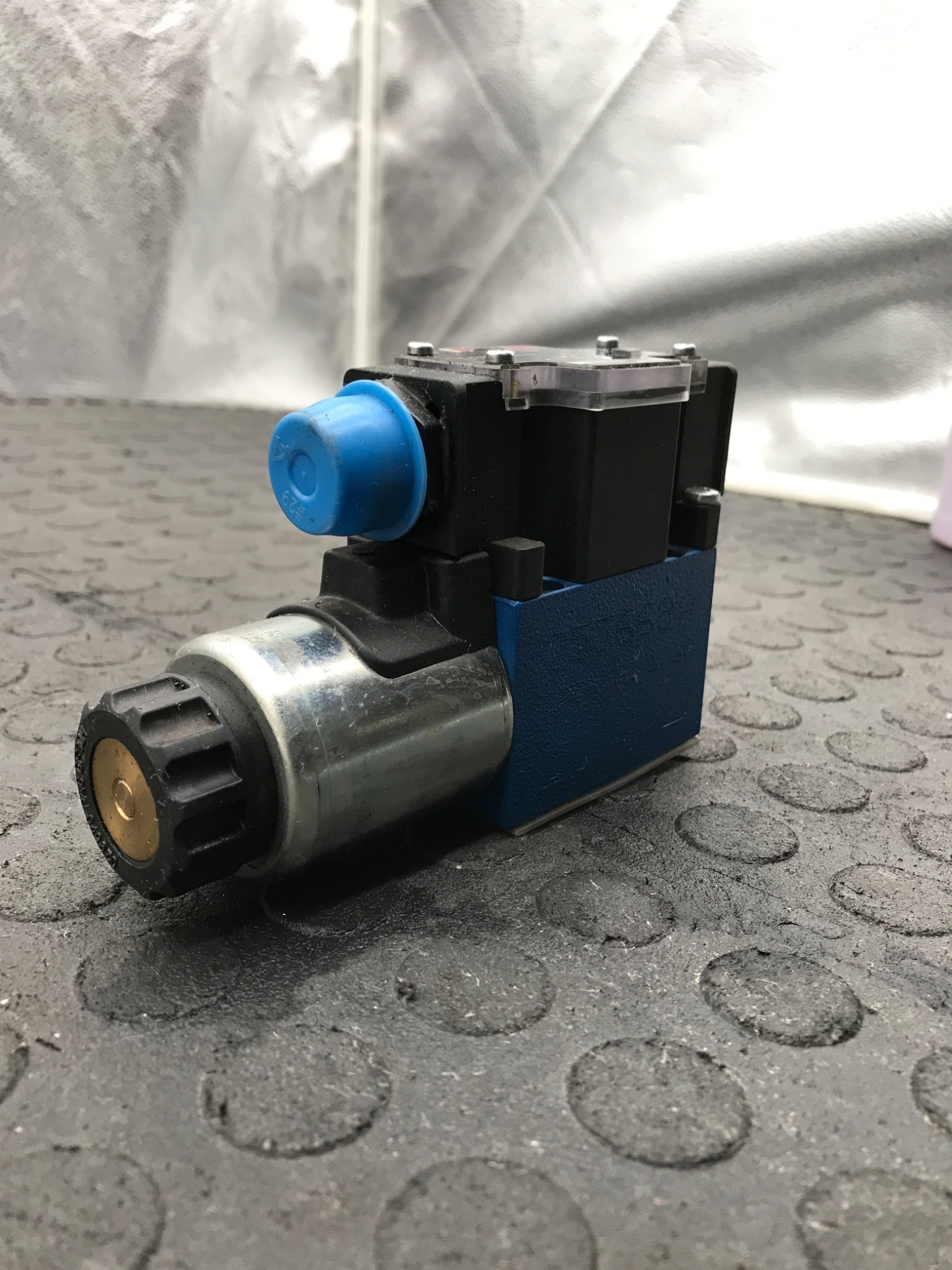REXROTH 4WE6 D62/EG24N9 Directional Control Valve USED 1
