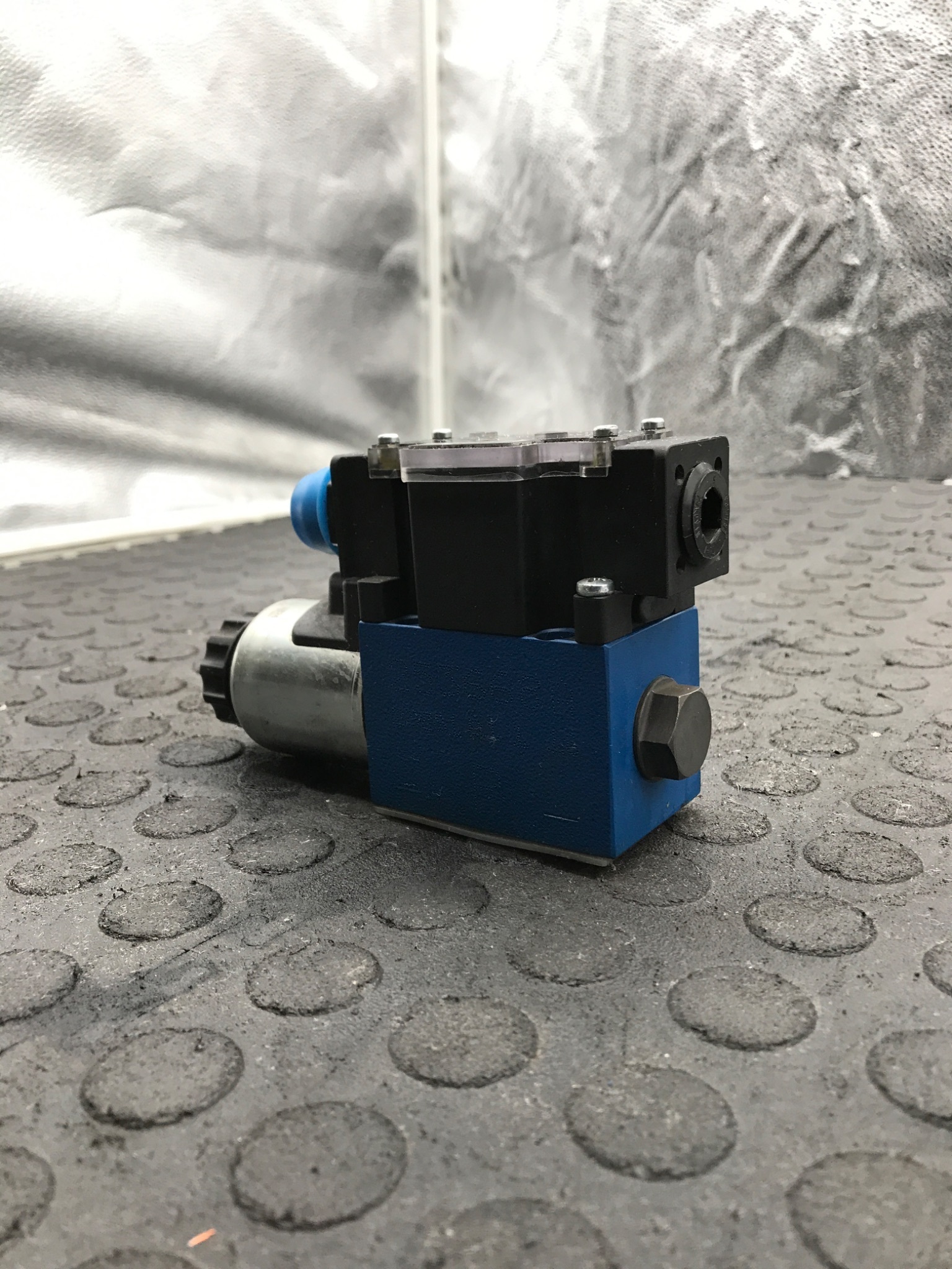 REXROTH 4WE6 D62/EG24N9 Directional Control Valve USED 2