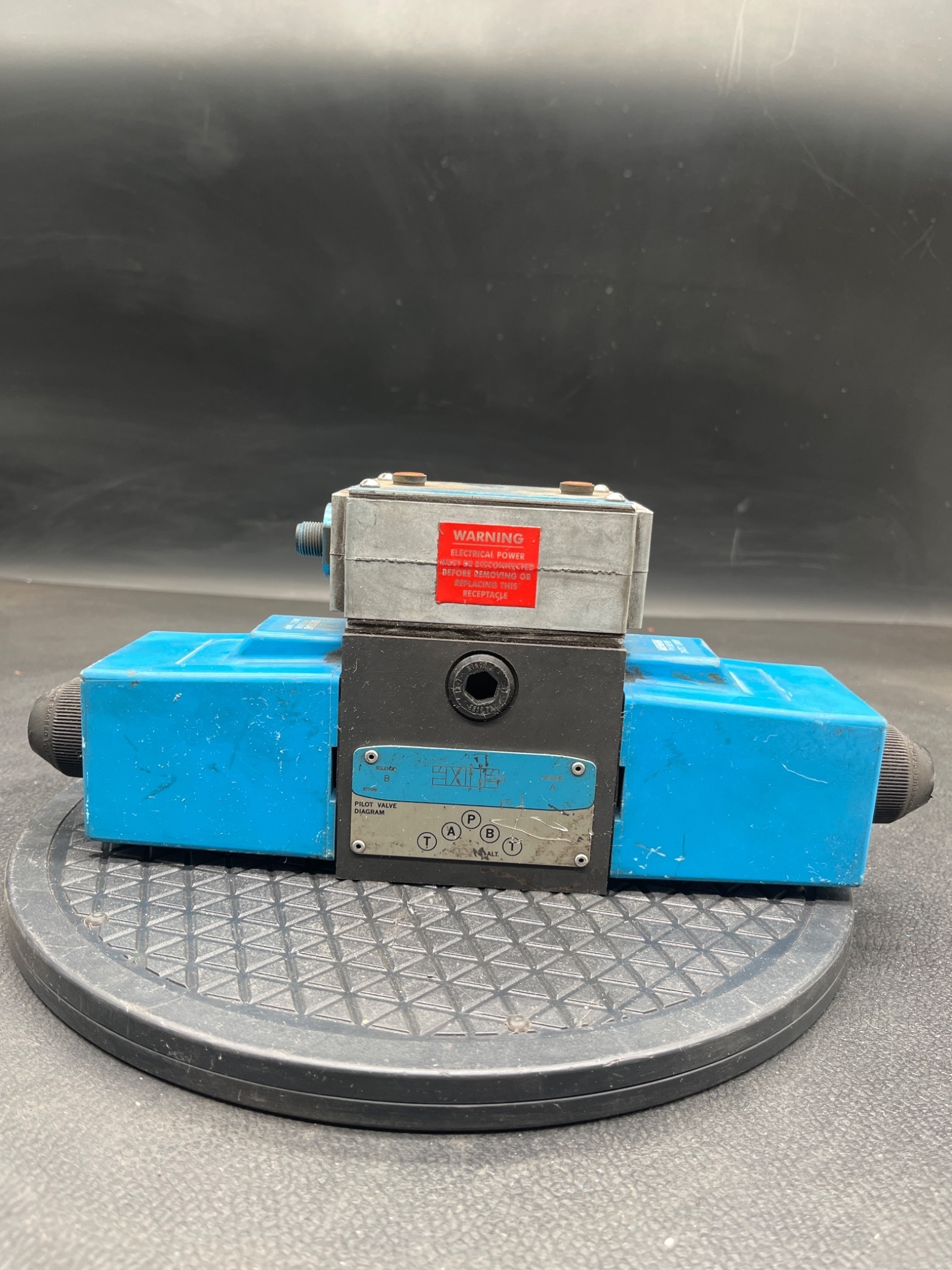 EATON VICKERS PM4DG4S4LW‑021N‑H‑61‑S607 Pilot Operated Directional Valve USED 0