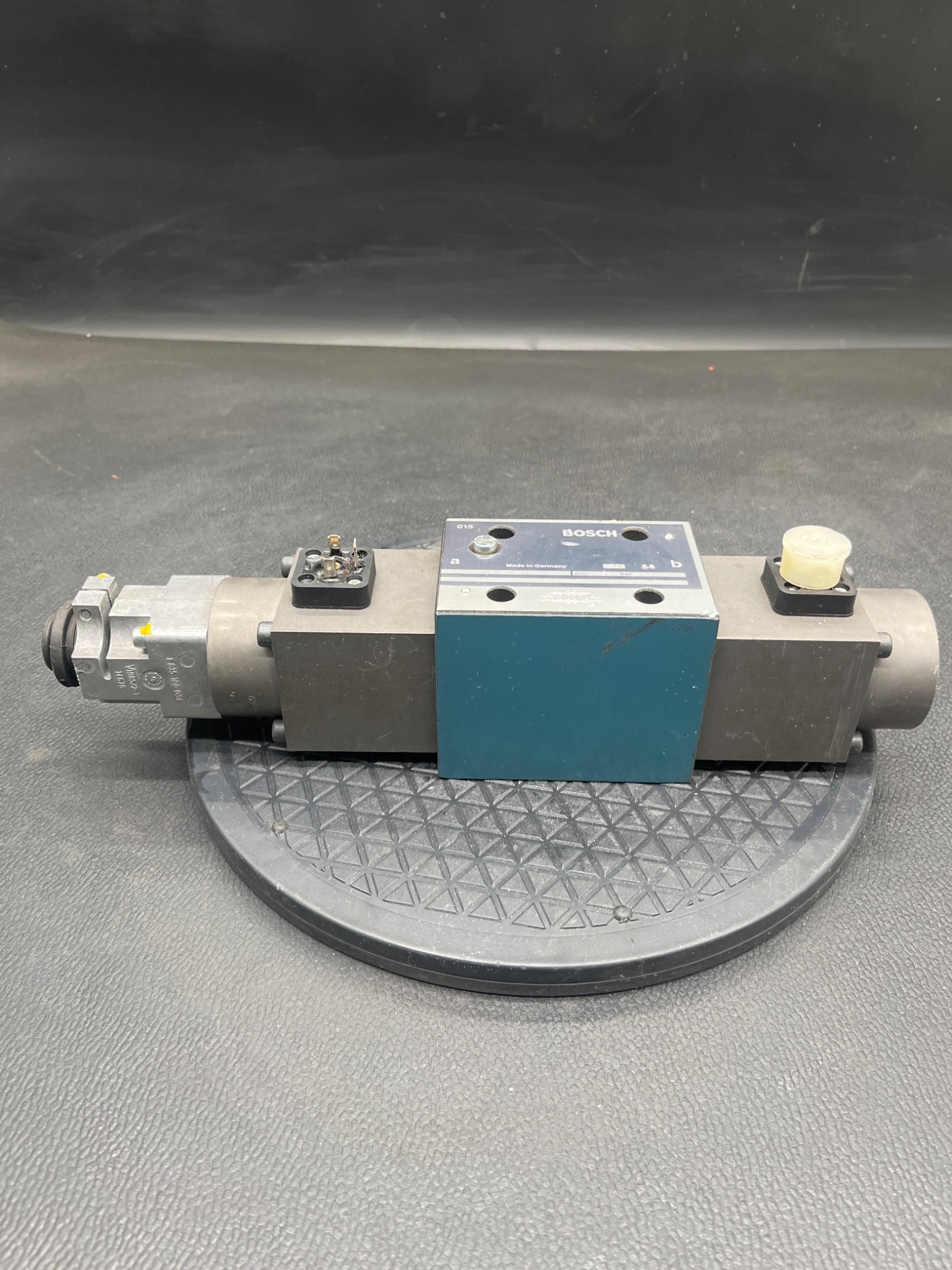 BOSCH REXROTH 0 811 404 001 Hydraulic Directional Control Valve USED 0