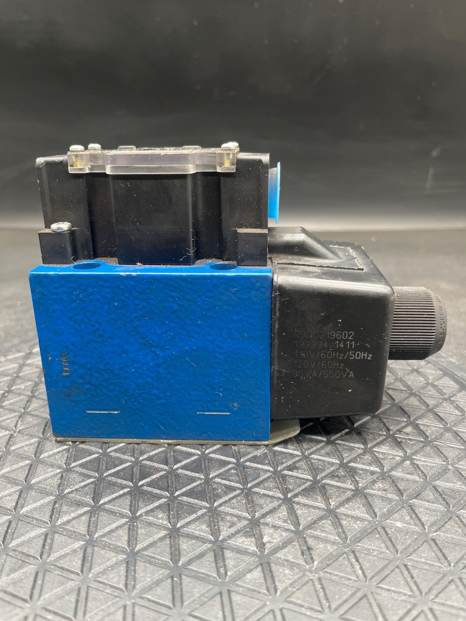 BOSCH REXROTH R900773654 4WE10D40/CW110N9DAL Directional Control Valve USED 1