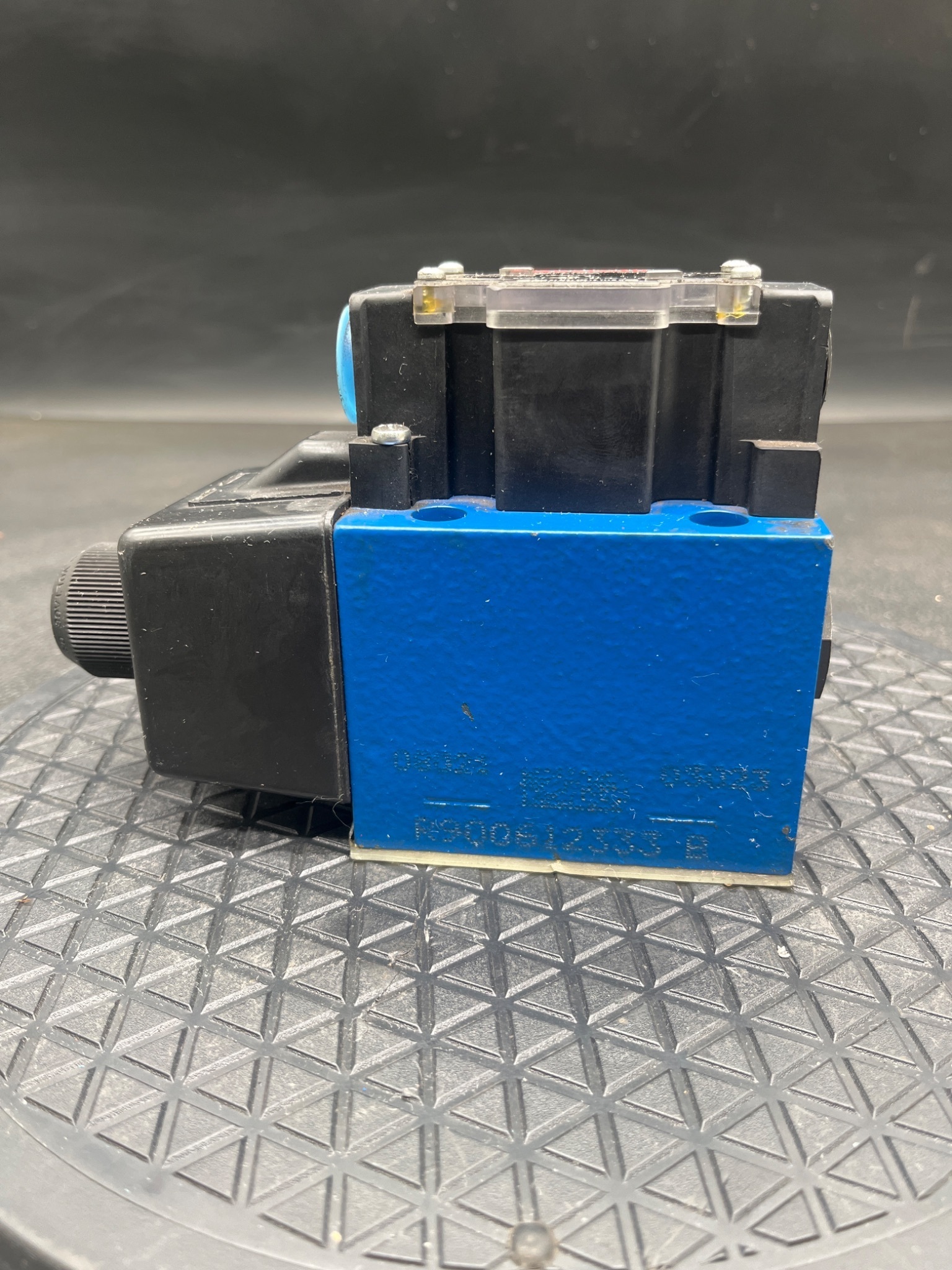BOSCH REXROTH R900773654 4WE10D40/CW110N9DAL Directional Control Valve USED 3