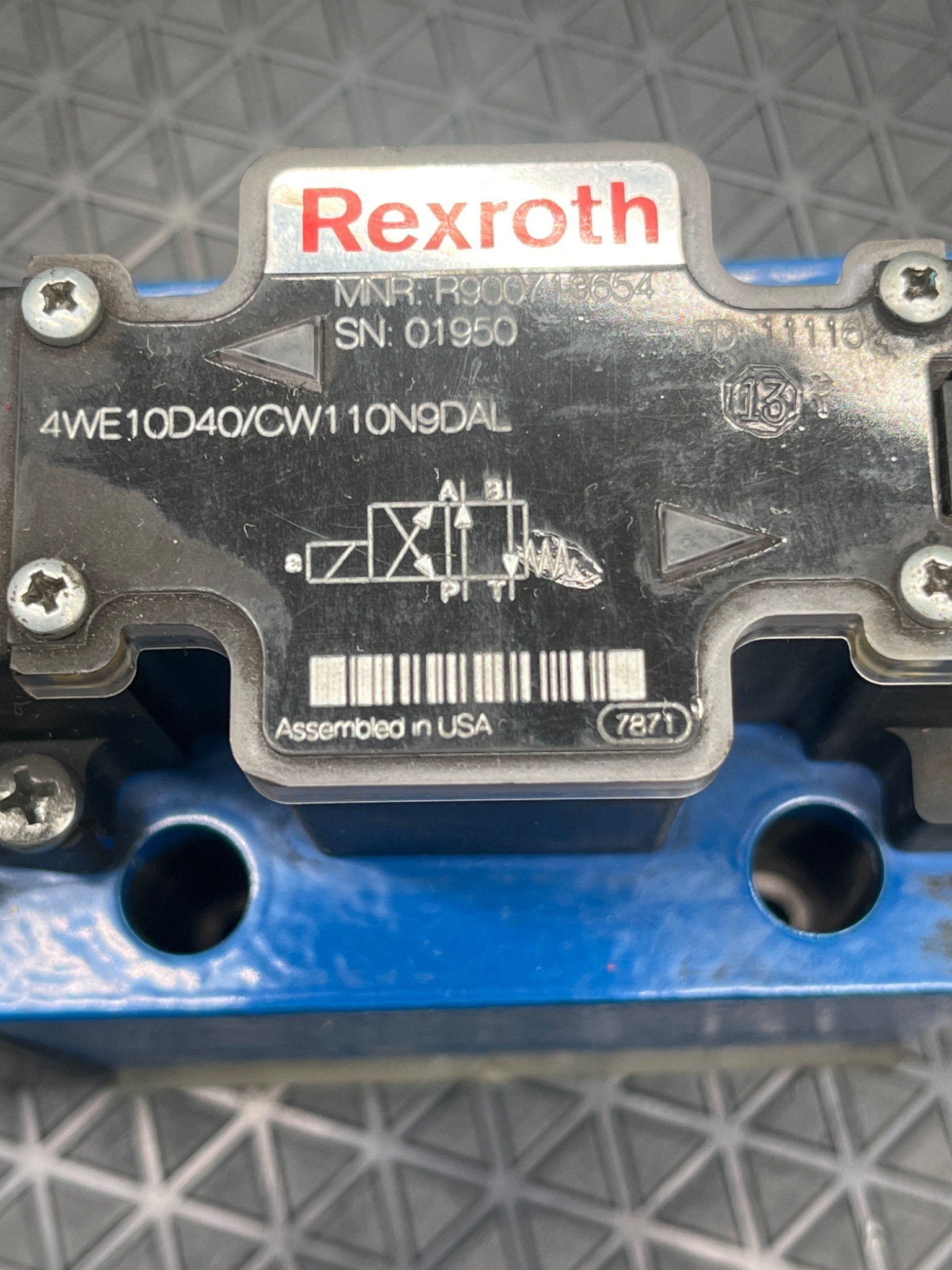 BOSCH REXROTH R900773654 4WE10D40/CW110N9DAL Directional Control Valve USED 4