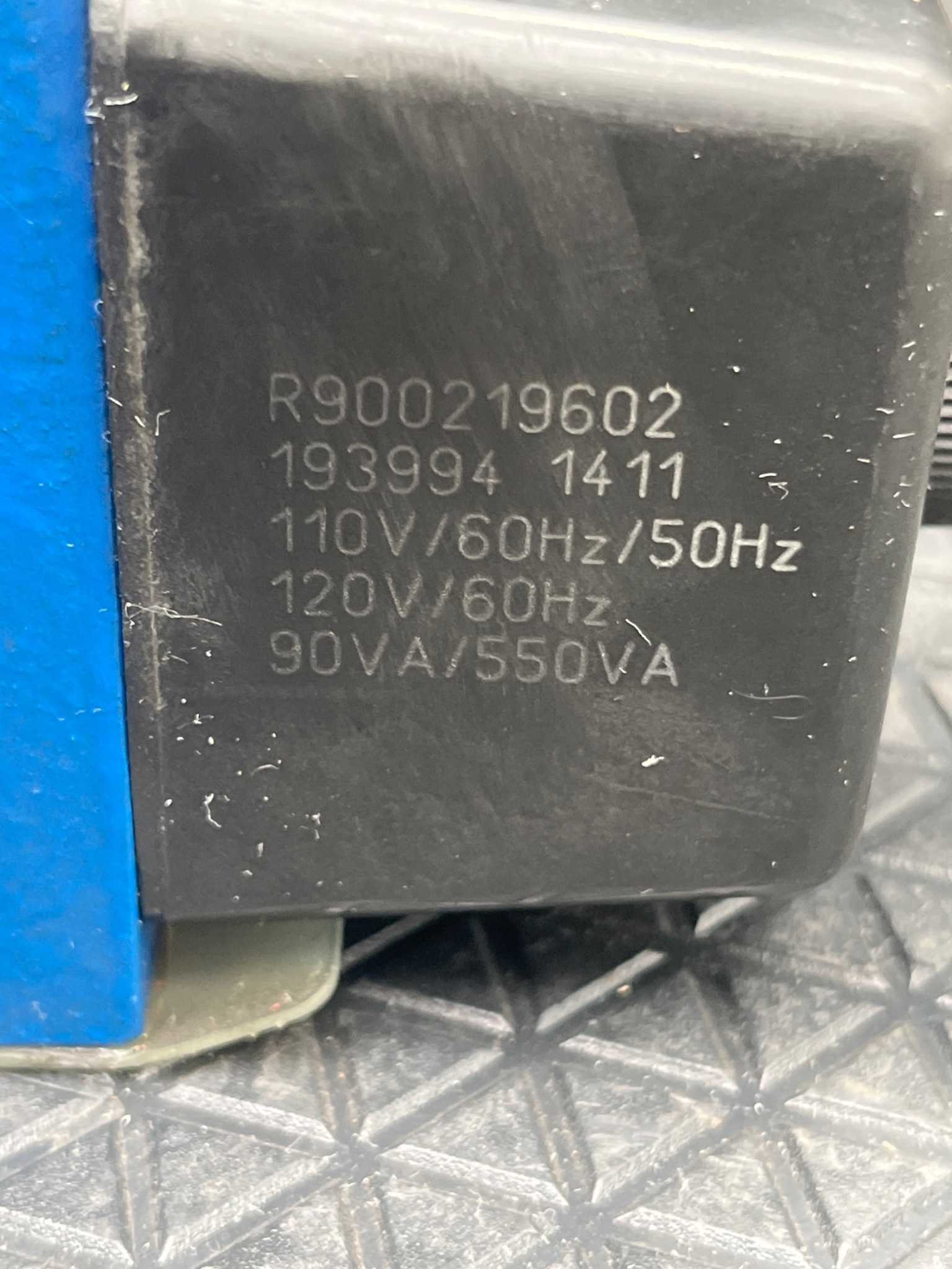 BOSCH REXROTH R900773654 4WE10D40/CW110N9DAL Directional Control Valve USED 5