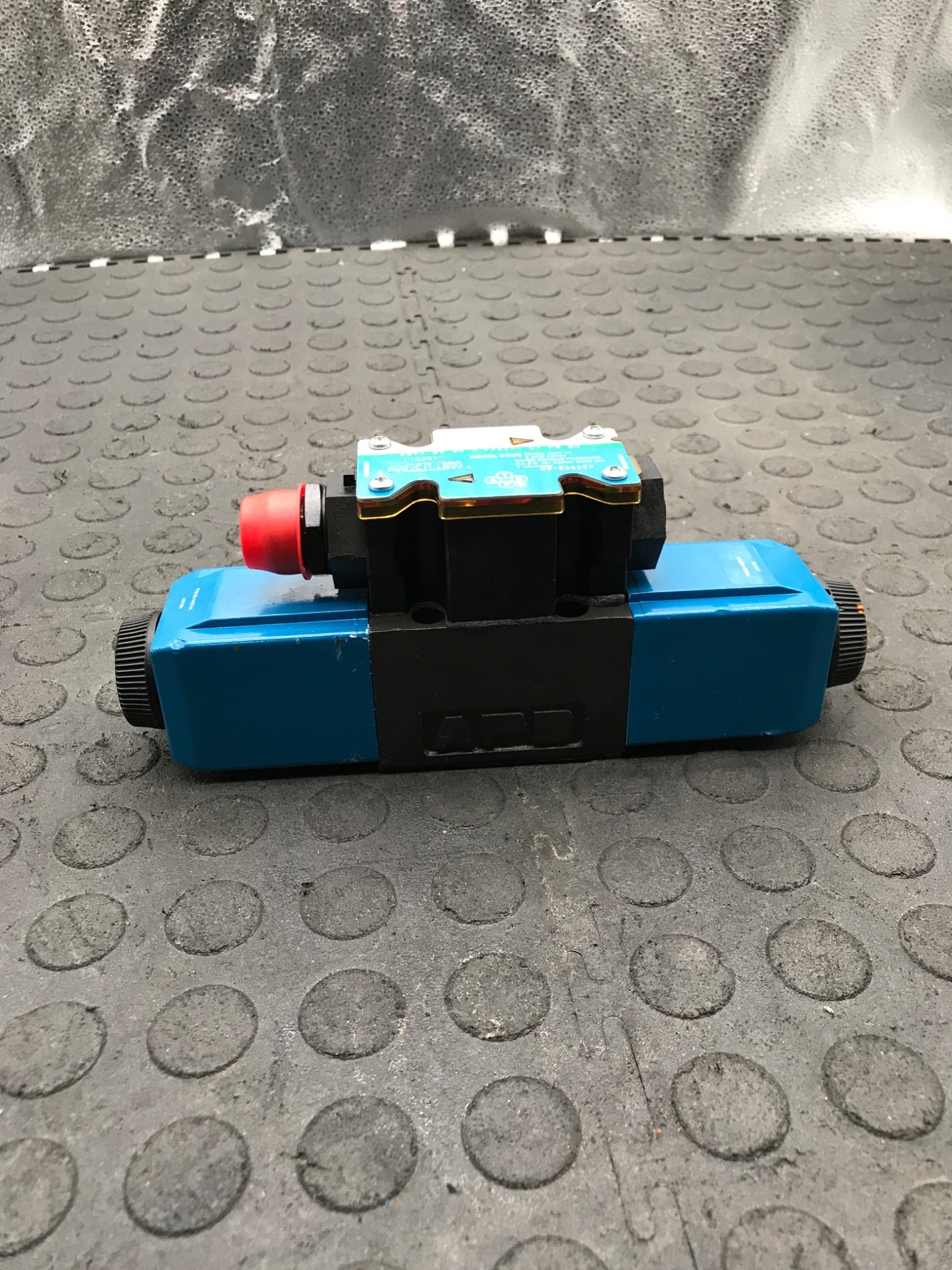 APB DG4V-3S-2N-M-FPA5WL-D1-H5-60 Directional Control Valve USED 0
