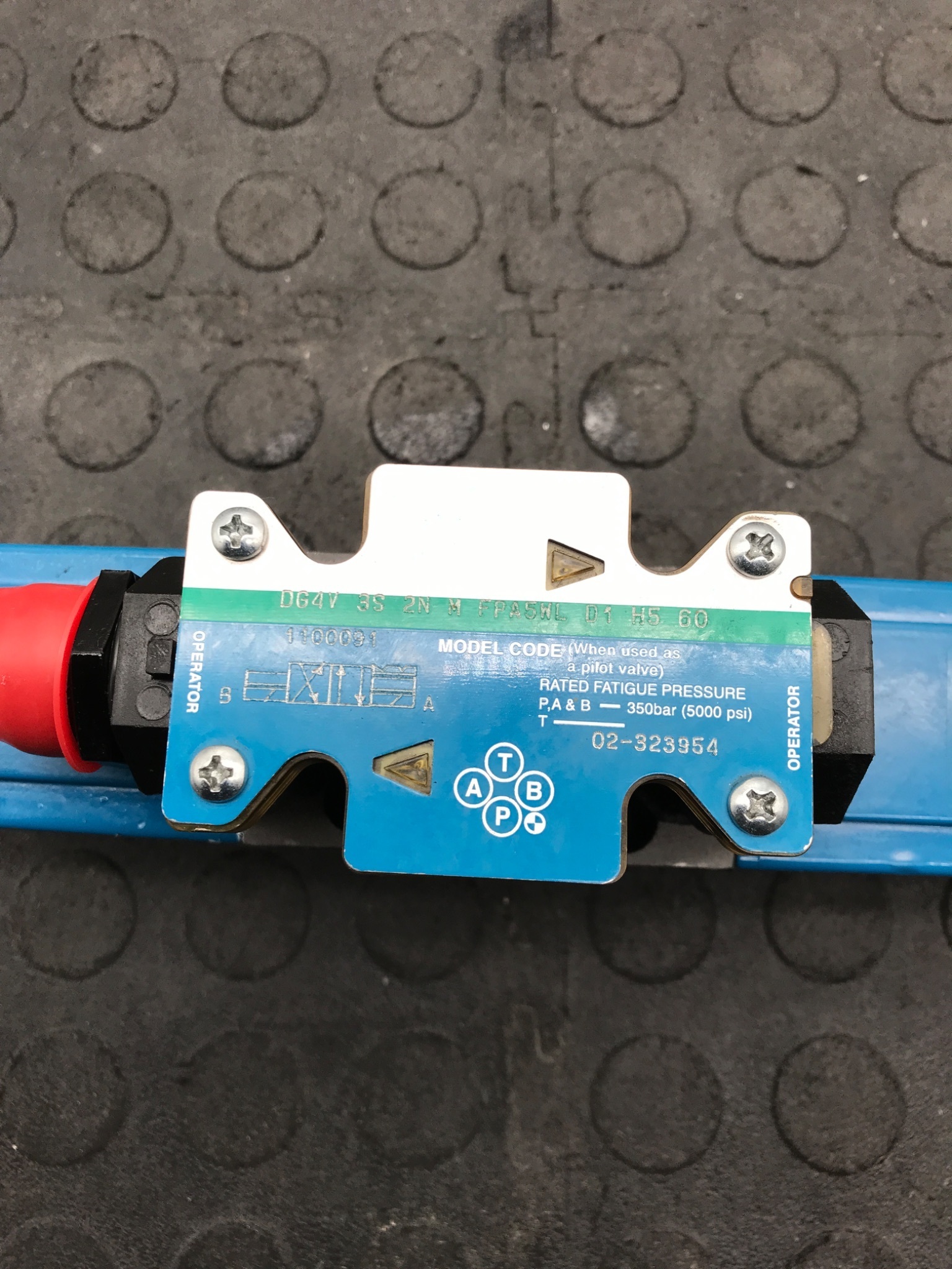 APB DG4V-3S-2N-M-FPA5WL-D1-H5-60 Directional Control Valve USED 1