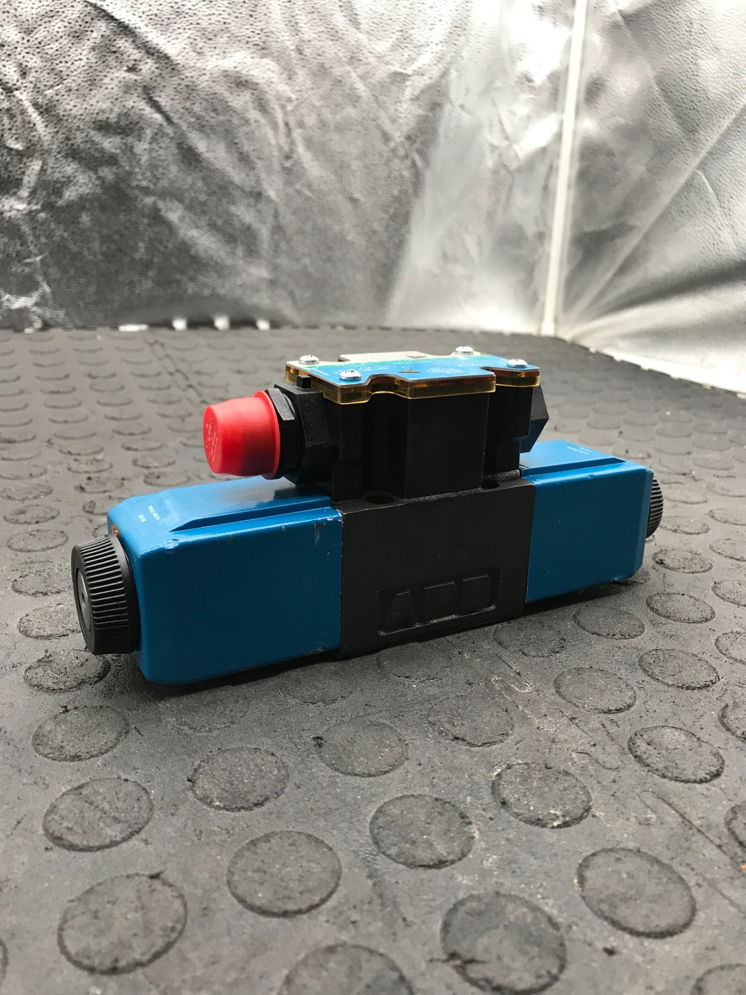 APB DG4V-3S-2N-M-FPA5WL-D1-H5-60 Directional Control Valve USED 2