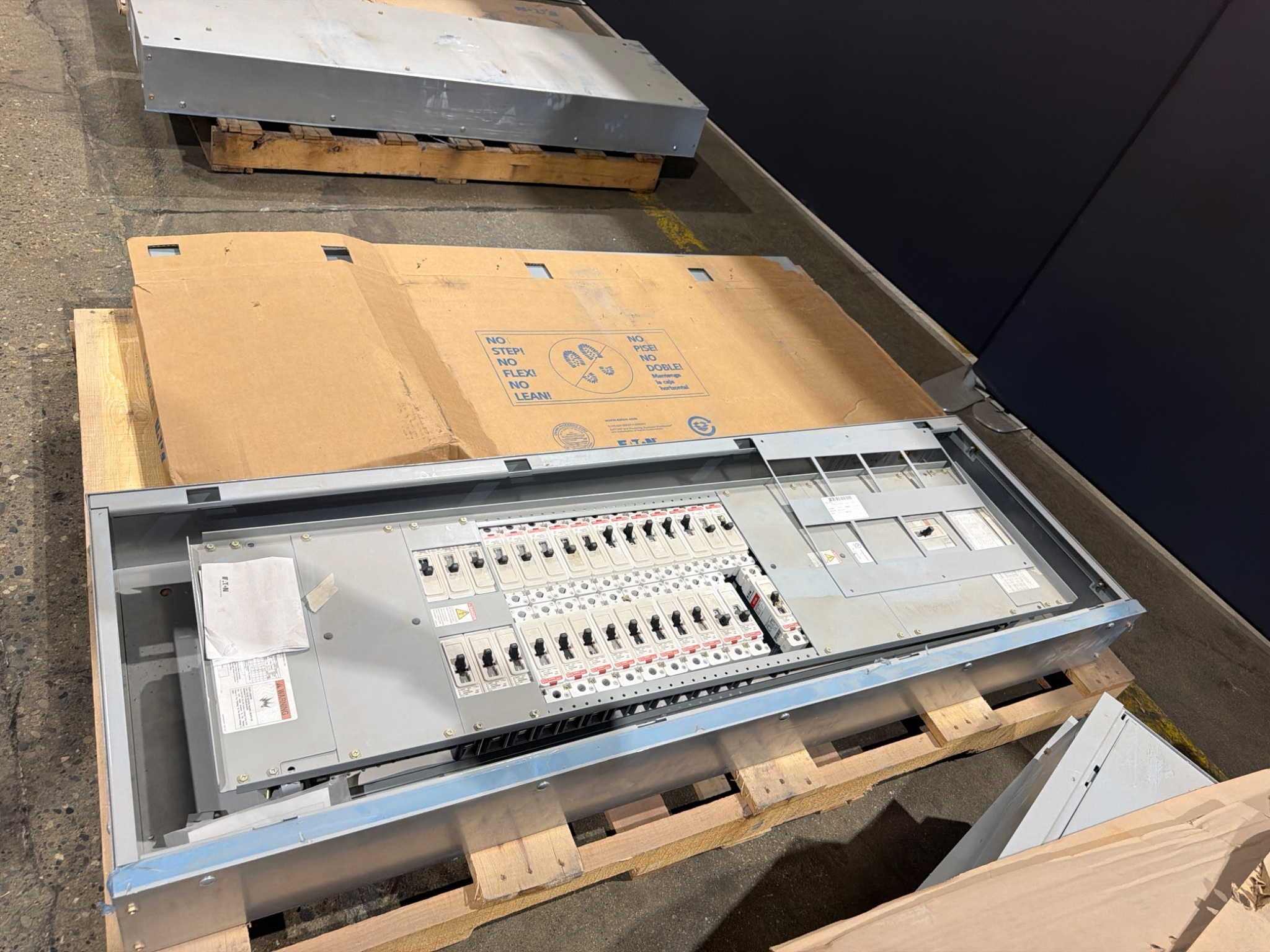 EATON JEZB2060R PRL2A Panelboard 480Y/277V 100A 3PH NEW 1