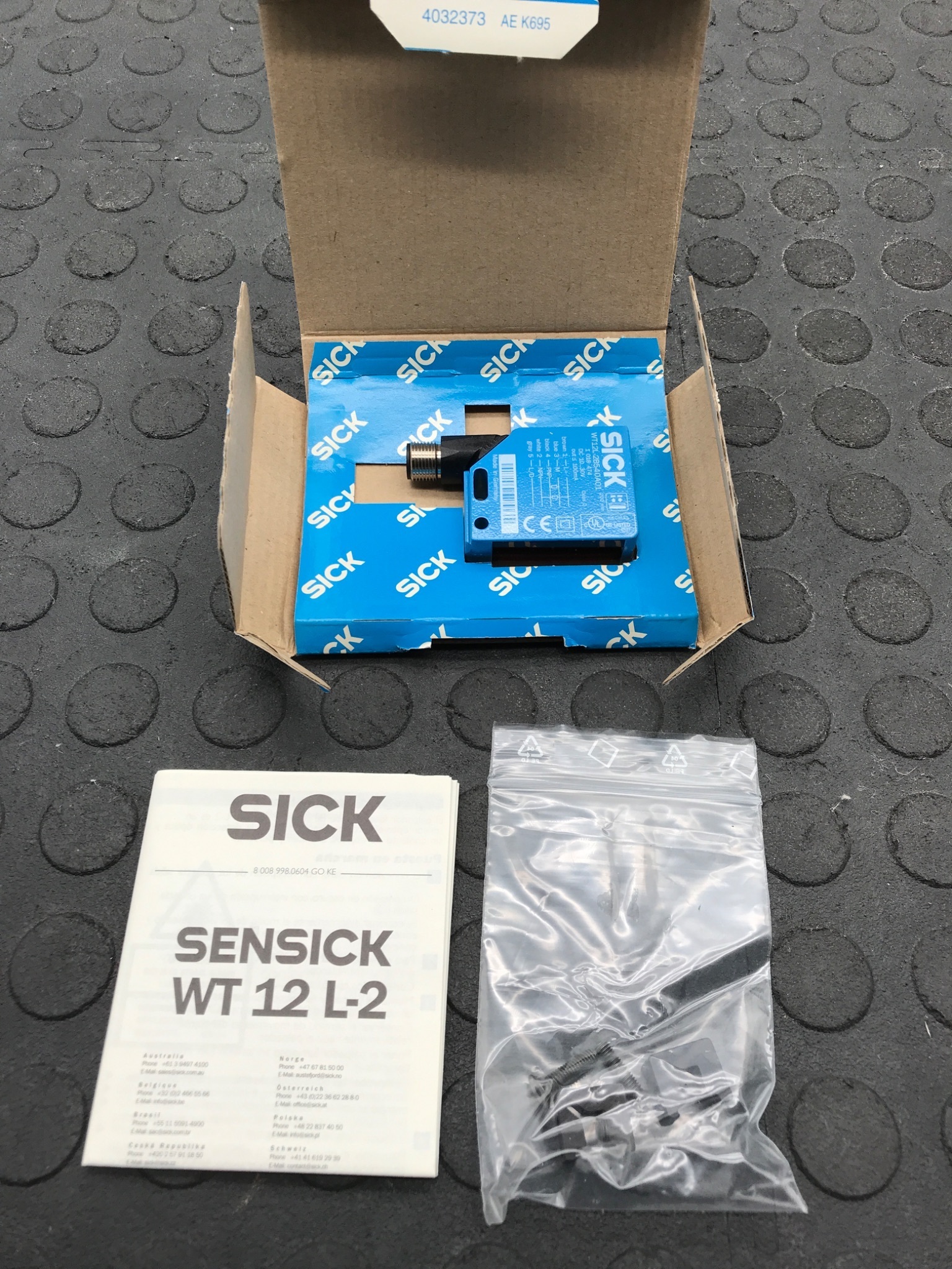 SICK WT12L‑2B540A0Z Photoelectric Sensor 200mm PNP NEW 0