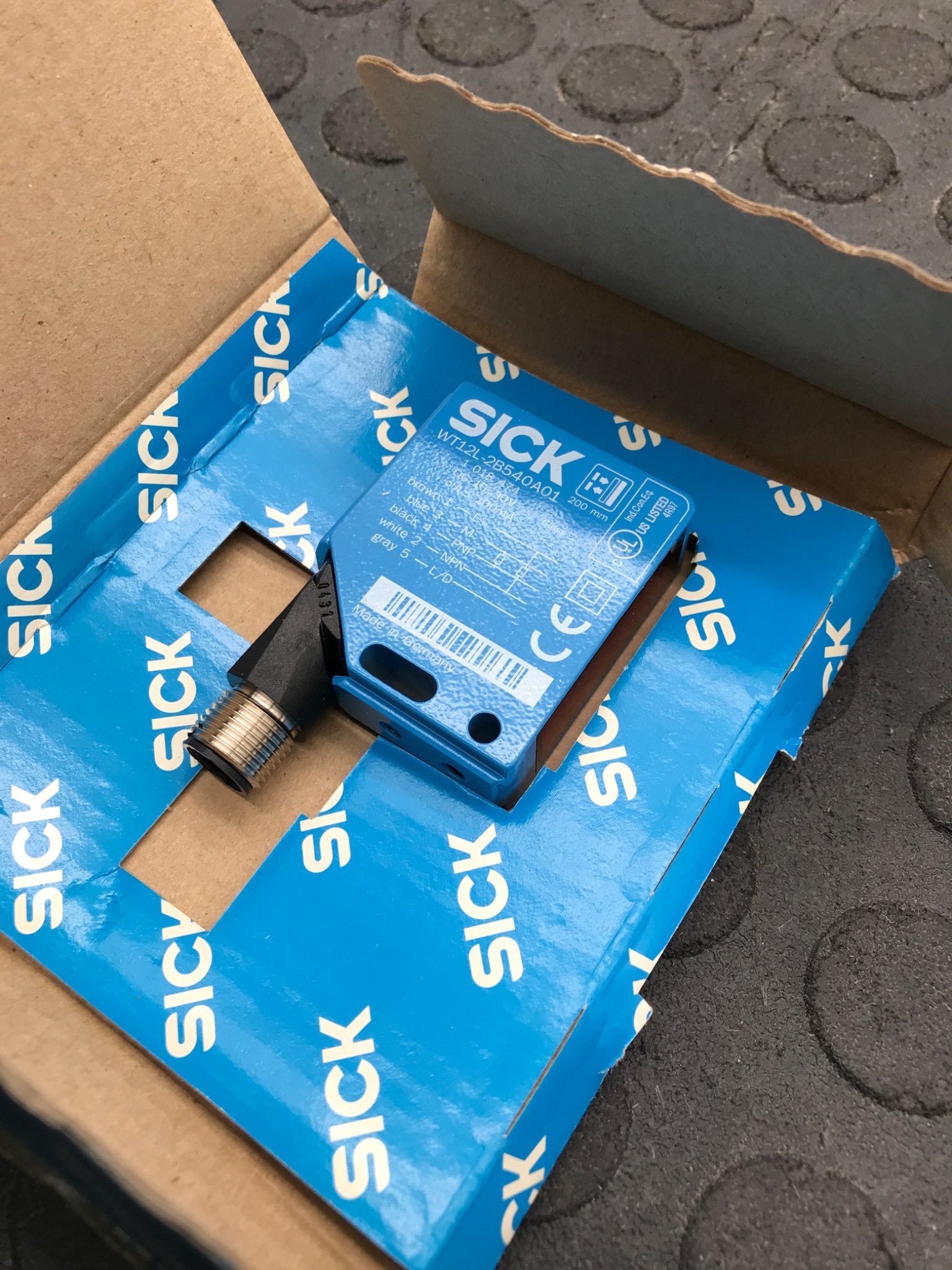 SICK WT12L‑2B540A0Z Photoelectric Sensor 200mm PNP NEW 1