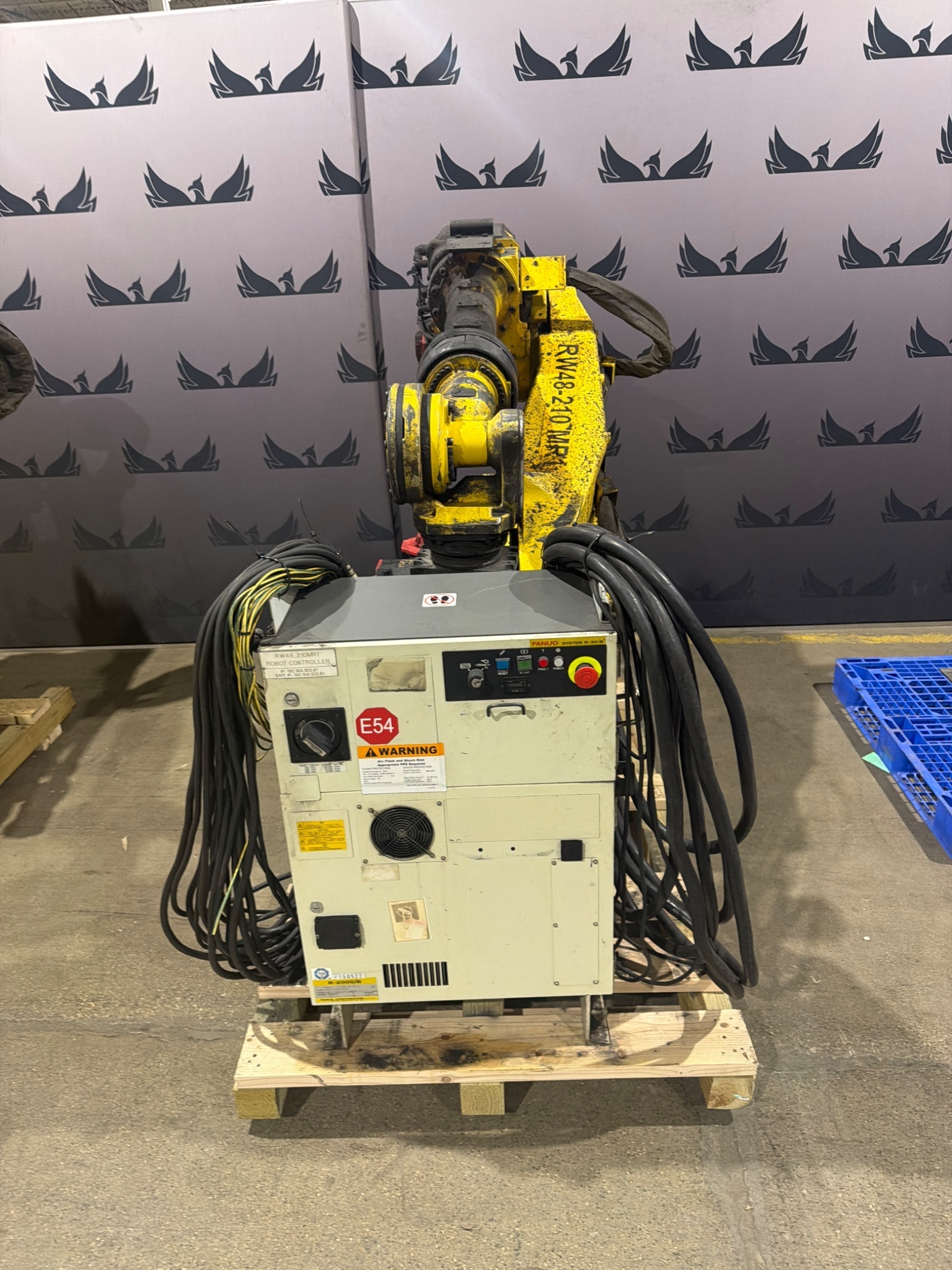 FANUC R‑2000iB/210F Complete w/ R‑30iB Controller USED 0