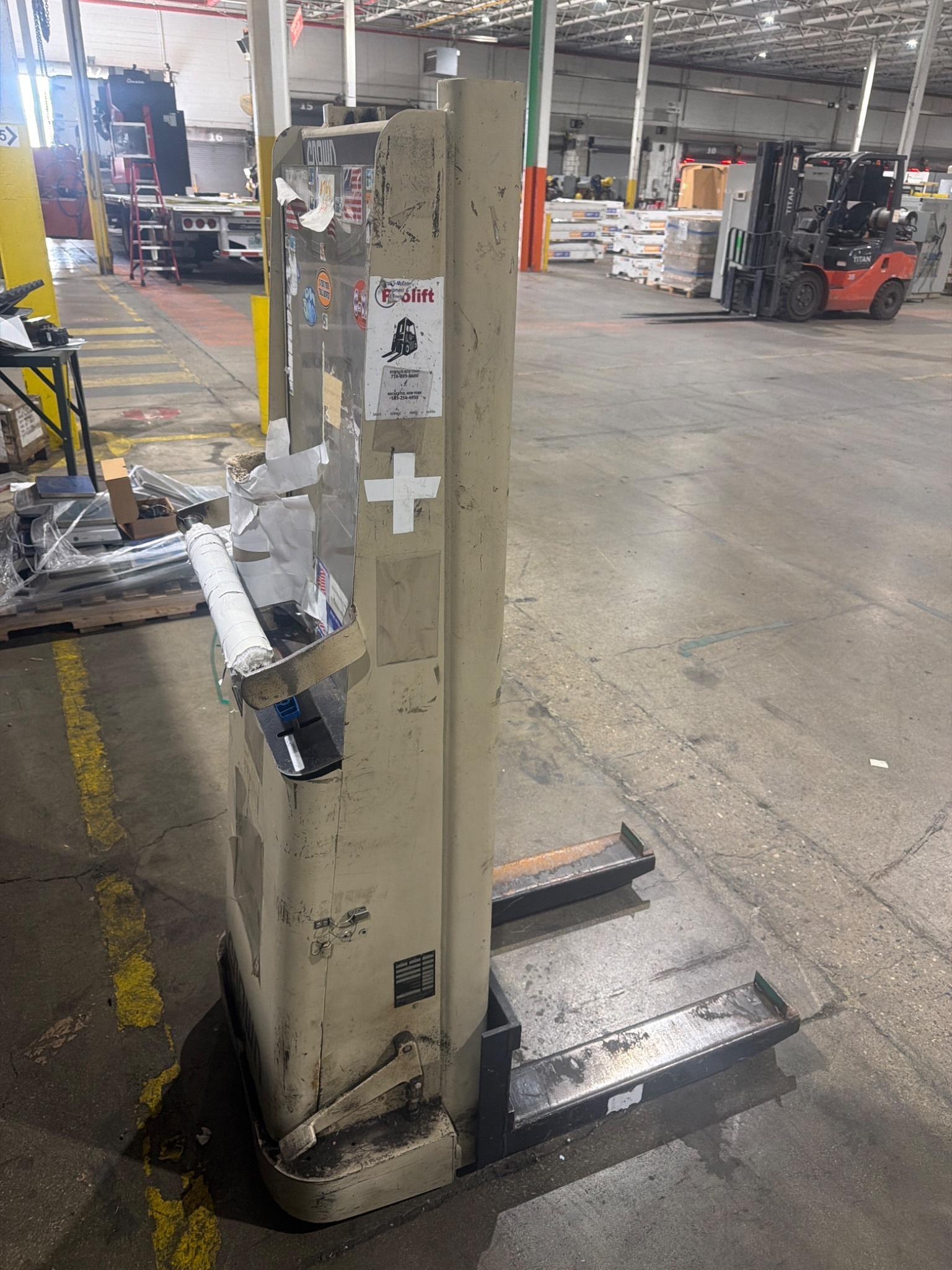 CROWN 15B Electric Walk‑Behind Stacker 1500 lb 12V USED 4