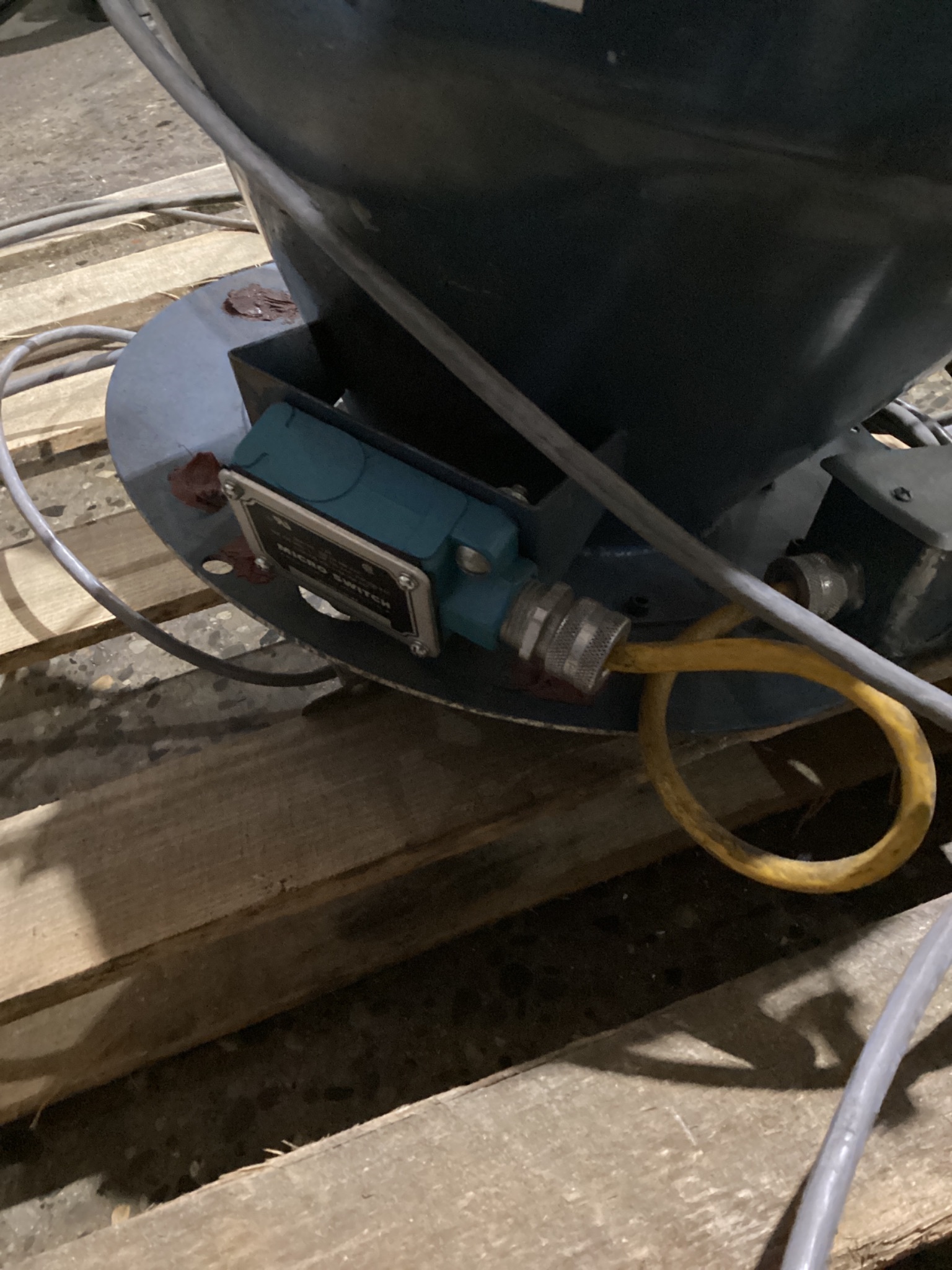 AEC WHITLOCK PVH-071G Vacuum Hopper USED 3