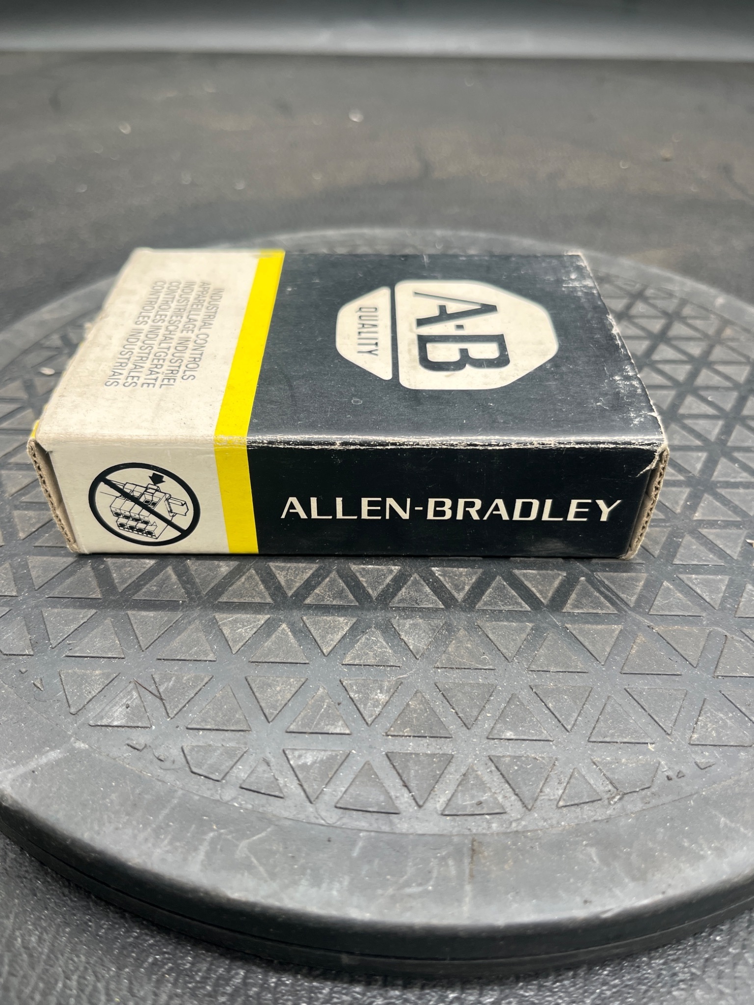 ALLEN‑BRADLEY 1492‑UM2 A Terminal Blocks (Box of 50) NEW 2