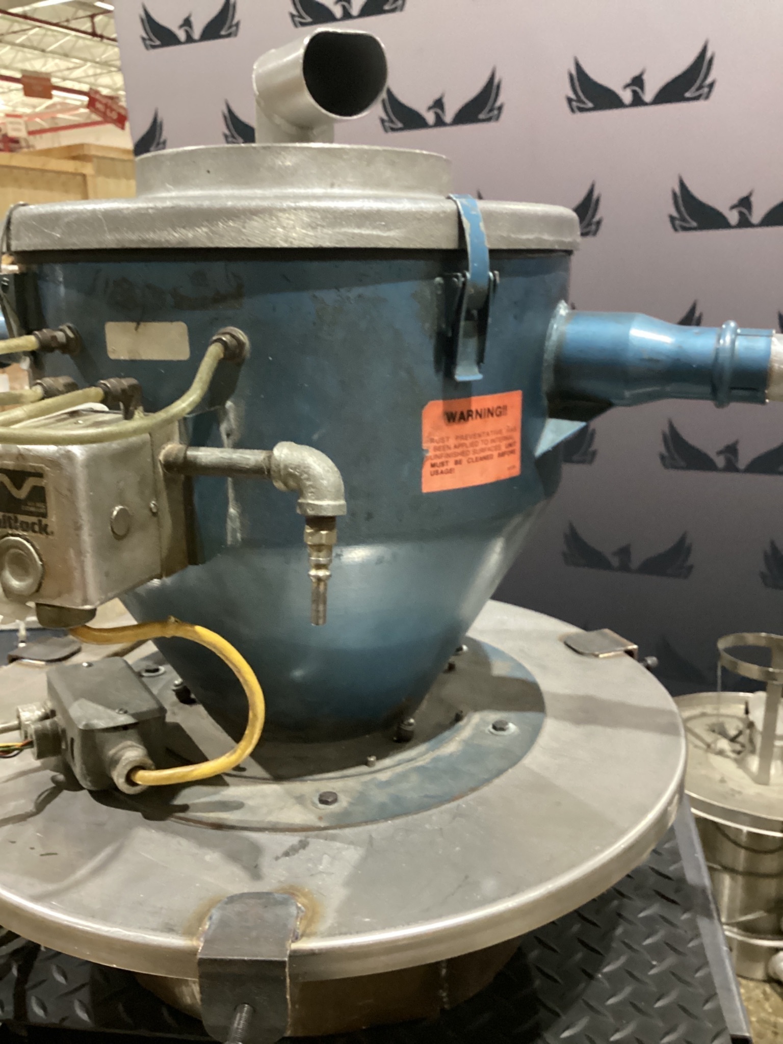 AEC Whitlock 25 LB PVH Vacuum Hopper Loader USED 1