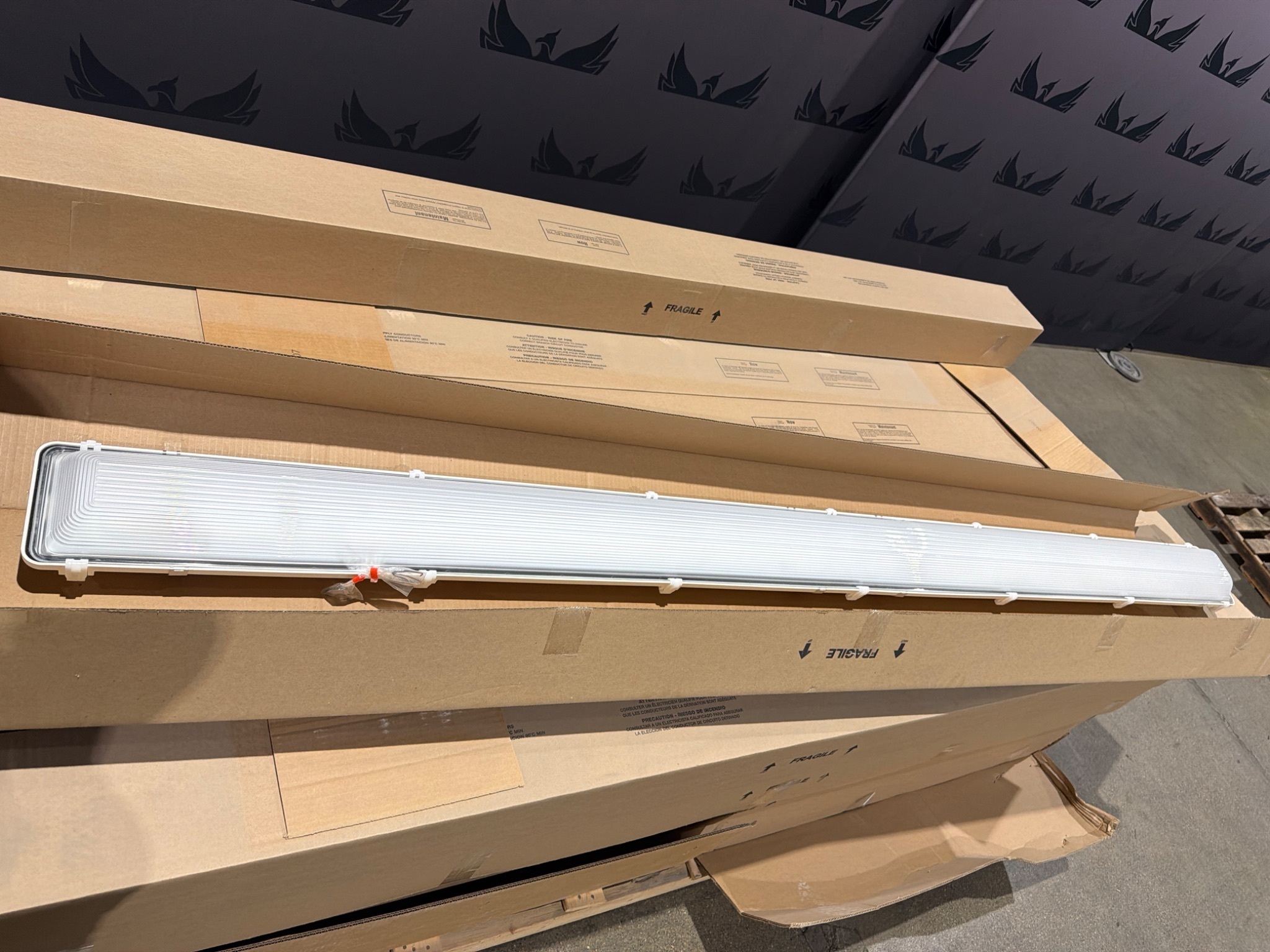 CERTOLUX CRV96-LED840K200LUNV-P69 96in LED Vapor Tight Fixture 120-277V NEW 3