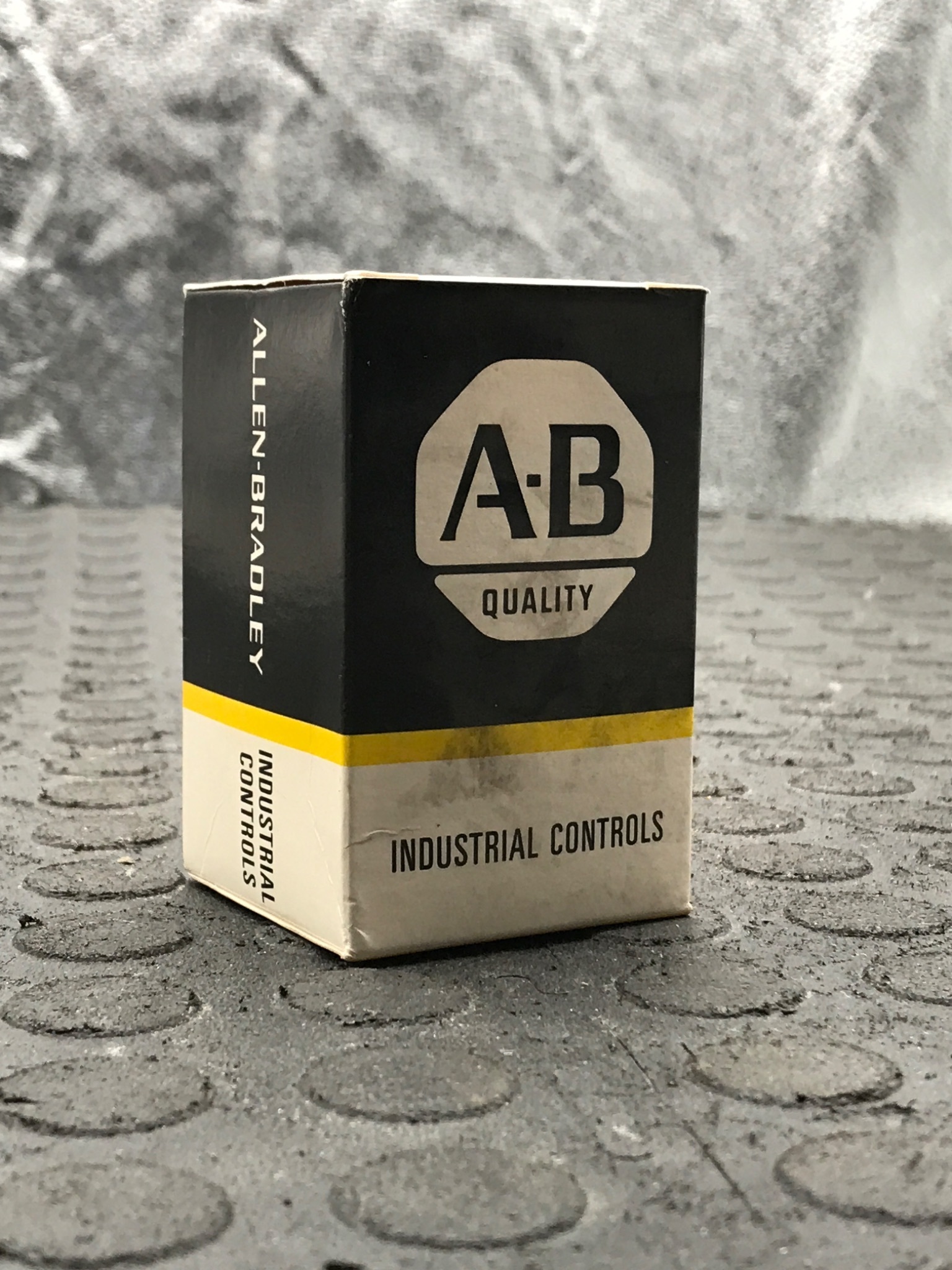 Allen‑Bradley 800T-A2B Pushbutton Flush Head Black 1NO/1NC NEW 0