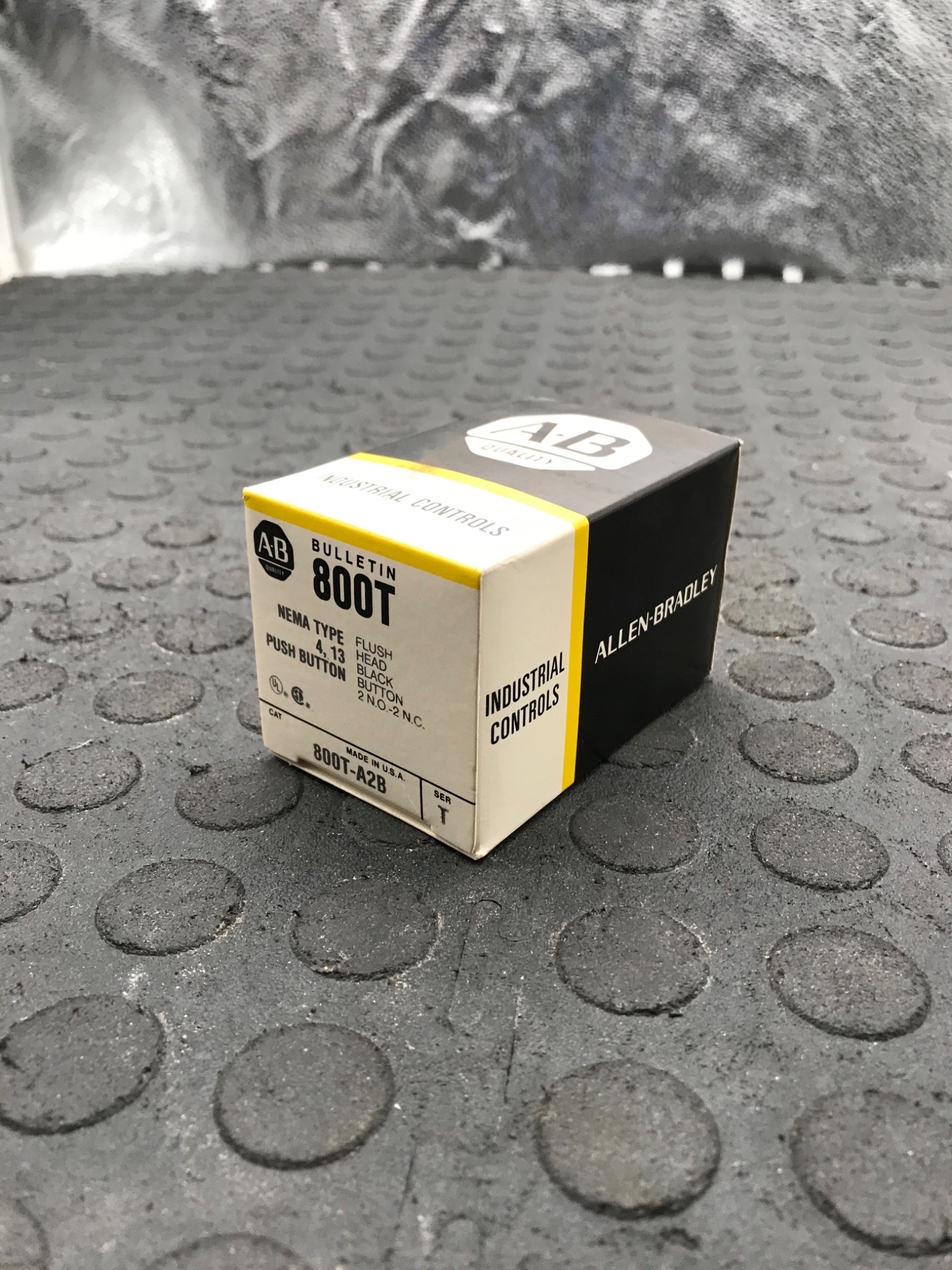 Allen‑Bradley 800T-A2B Pushbutton Flush Head Black 1NO/1NC NEW 1