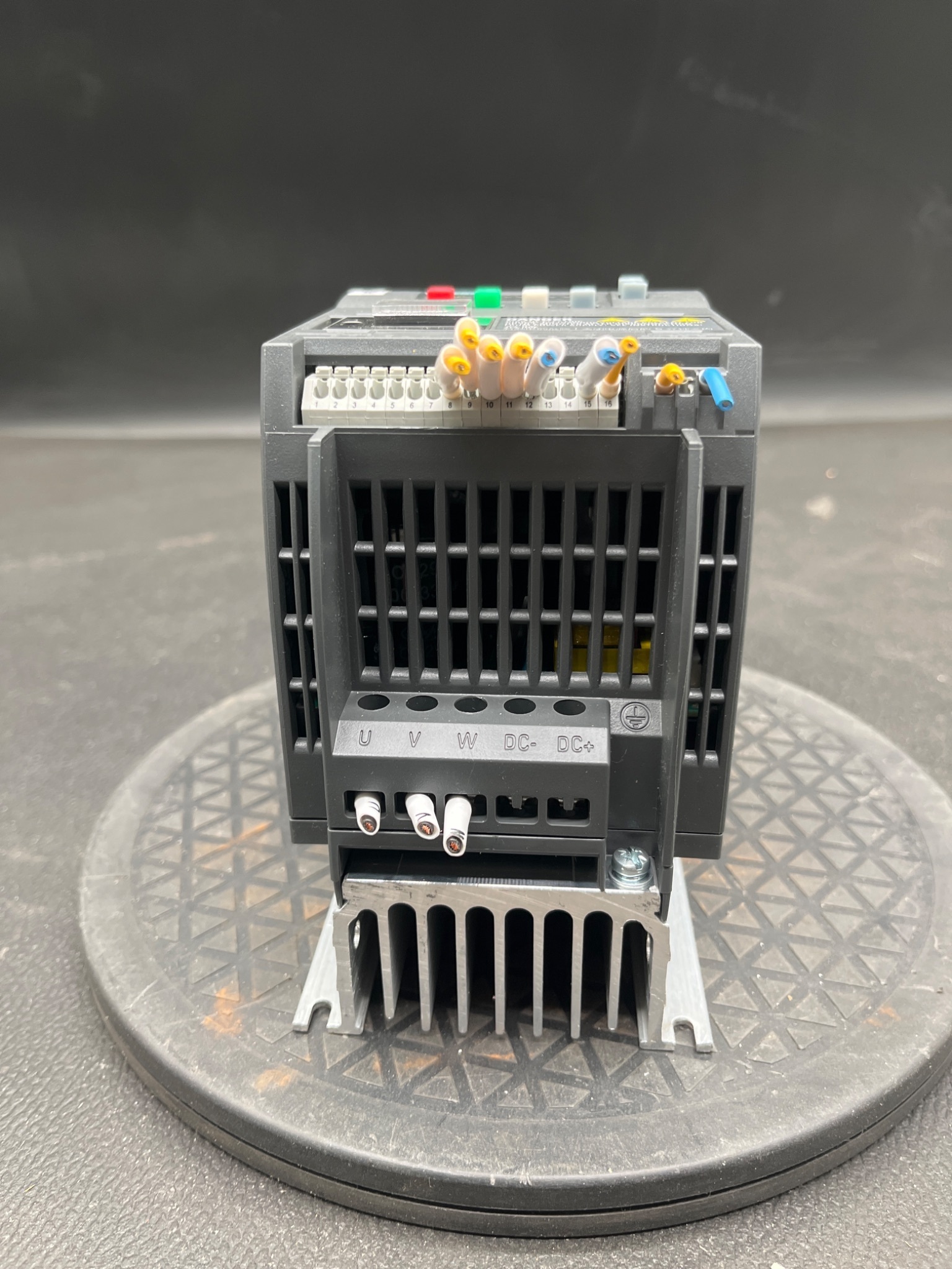 Siemens 6SL3210‑5BE15‑5CV0 SINAMICS V20 Variable Frequency Drive USED 1