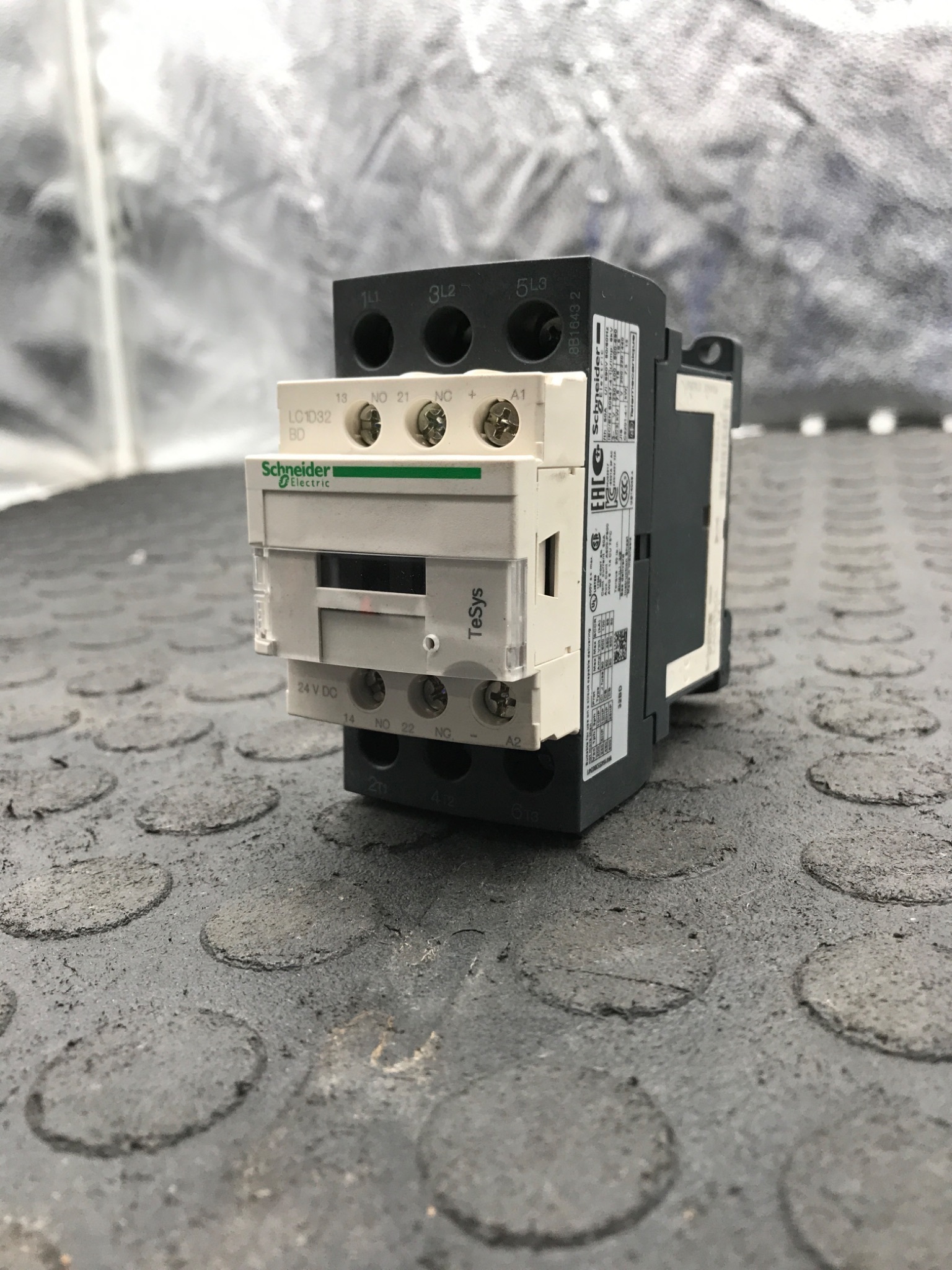 SCHNEIDER ELECTRIC LC1D32BD TeSys D Contactor NEW 2