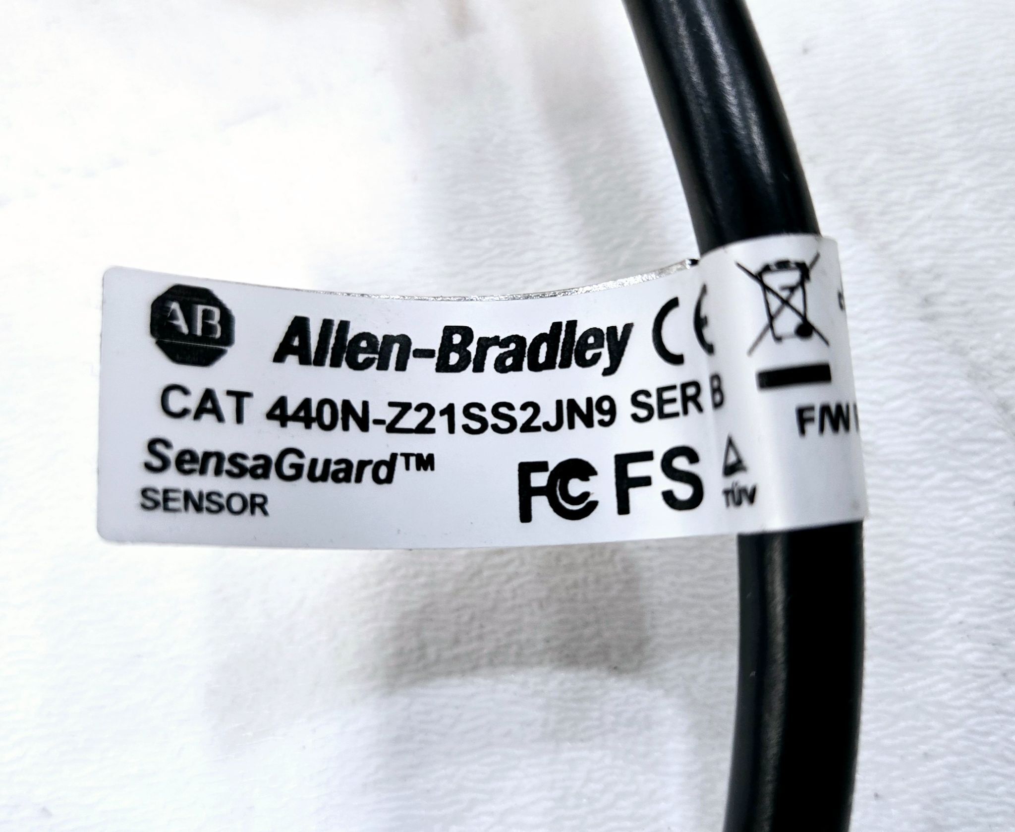 Allen-Bradley 440N-Z21SS2HN9 Series B SensaGuard Non-Contact Safety Switch USED 1