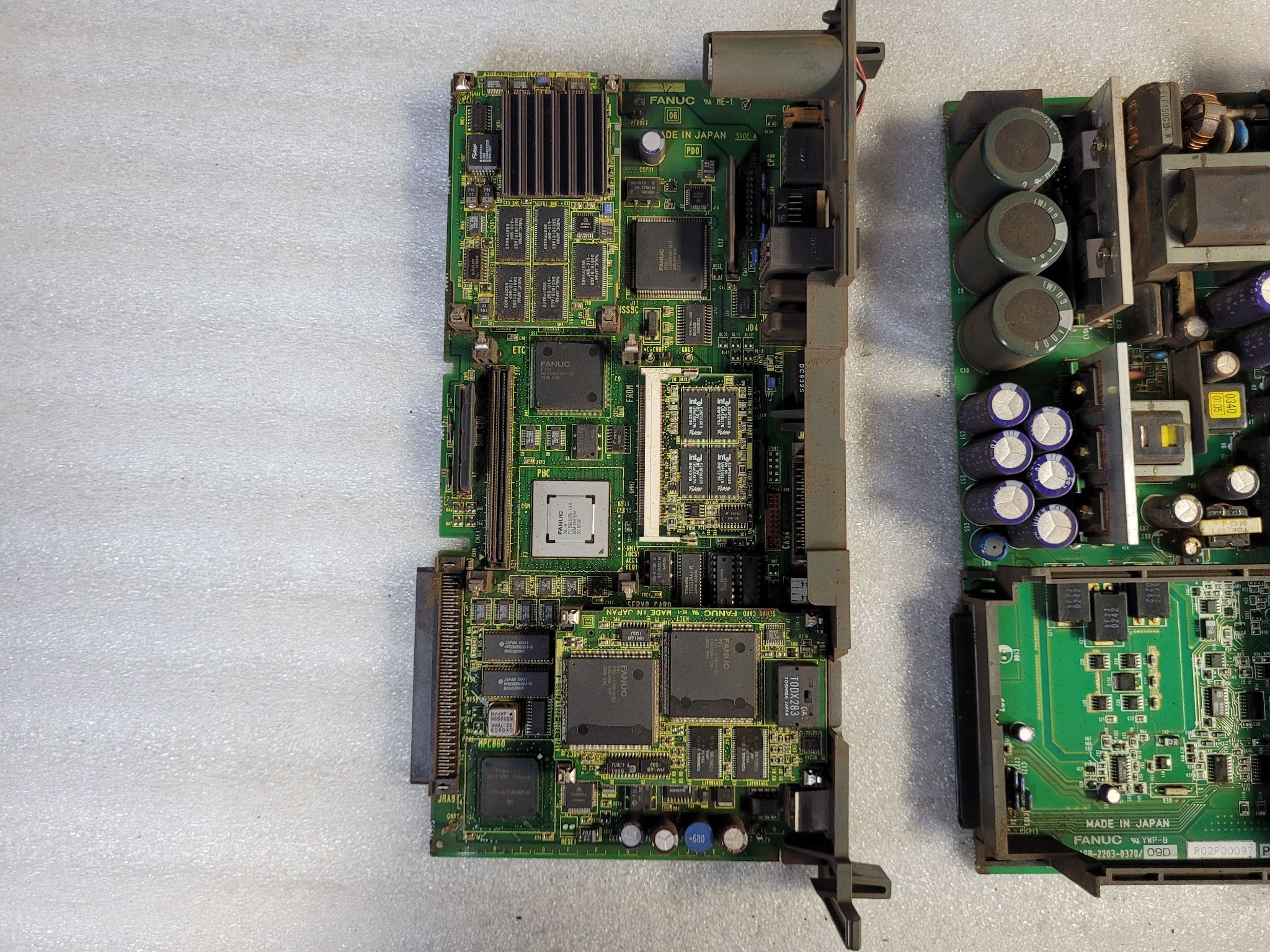 FANUC A05B-2400-C060 2-Slot Backplane Chassis w/ A16B-3200-0330 & A16B-2203-0370 USED 4