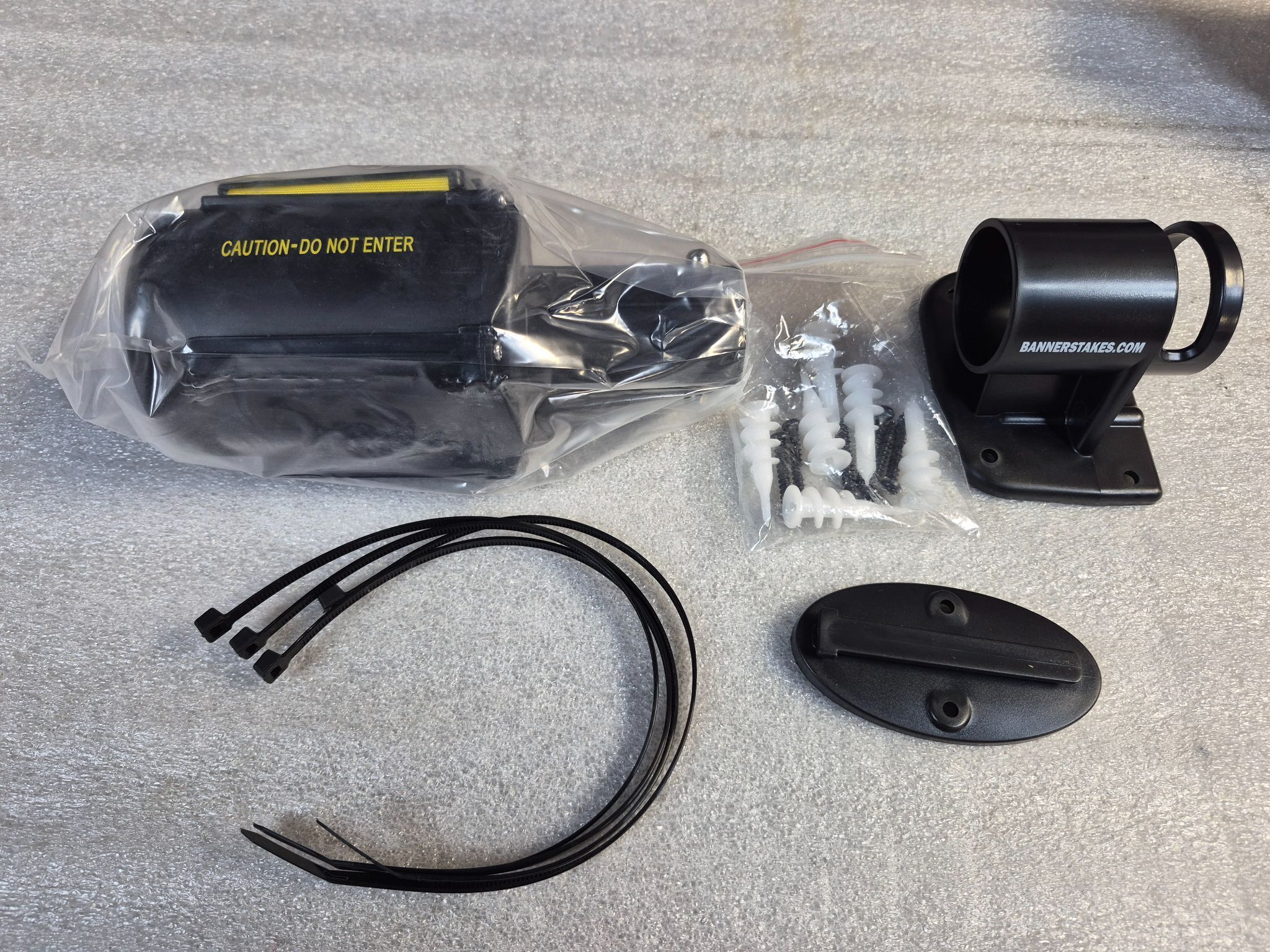 BANNER STAKES PL4108 "CAUTION - DO NOT ENTER" Wall Mount Barrier Kit NEW 0