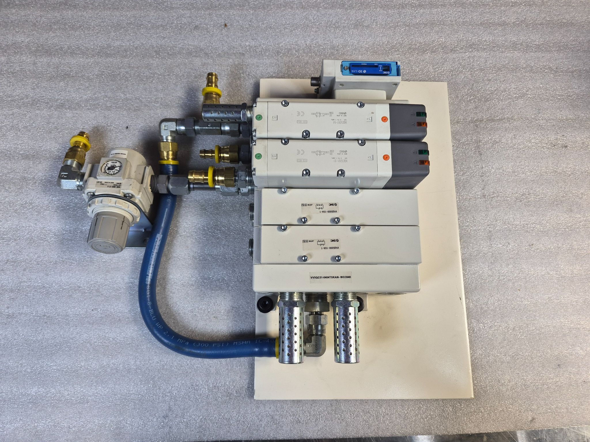 SMC VV5QC51‑0404TSKAN Pneumatic Valve Manifold Assembly USED 0