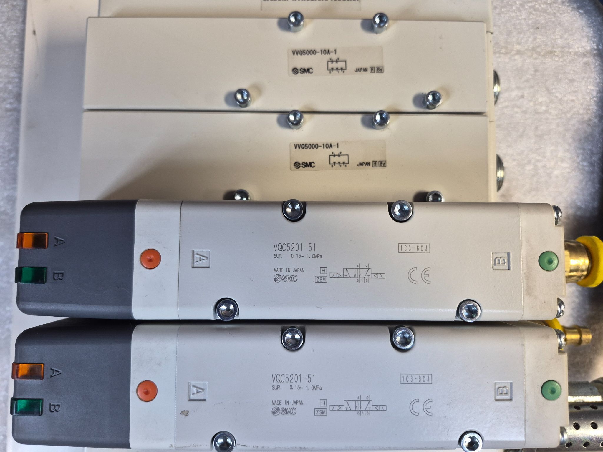 SMC VV5QC51‑0404TSKAN Pneumatic Valve Manifold Assembly USED 2