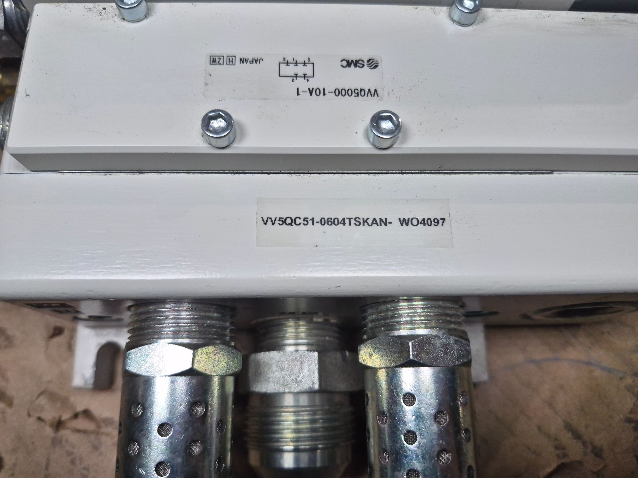 SMC VV5QC51-0604TSKAN Manifold VQC5201-51 x4 VQC5101-51 x1 IO-Link USED 1