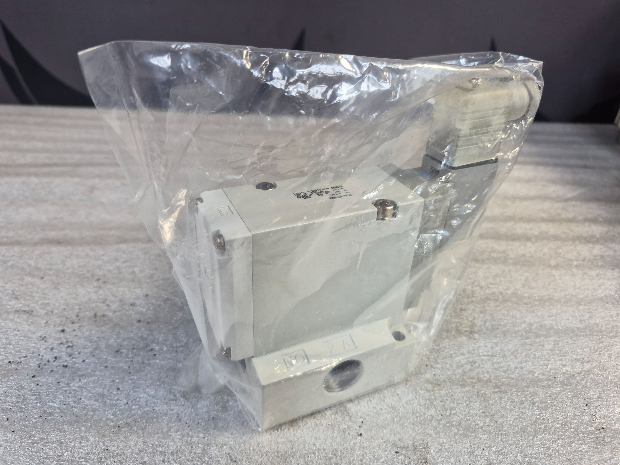 SMC VP744‑5DZ1‑04A 3‑Port Pneumatic Solenoid Valve 24VDC NEW 2