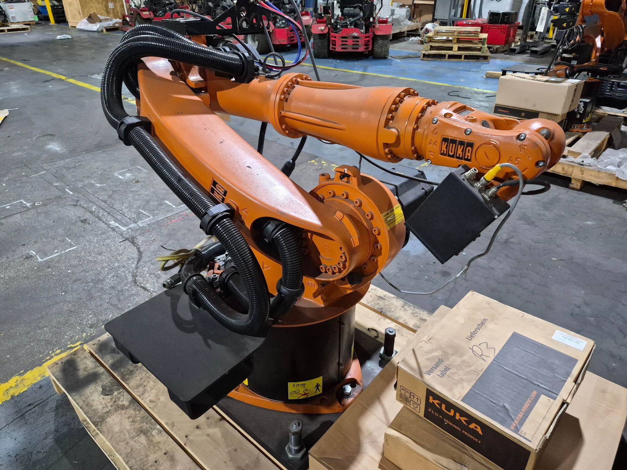 KUKA KR 16 L6-2 Robot Complete w/ KR C4 NA Controls NEW (Missing Pendant) 1