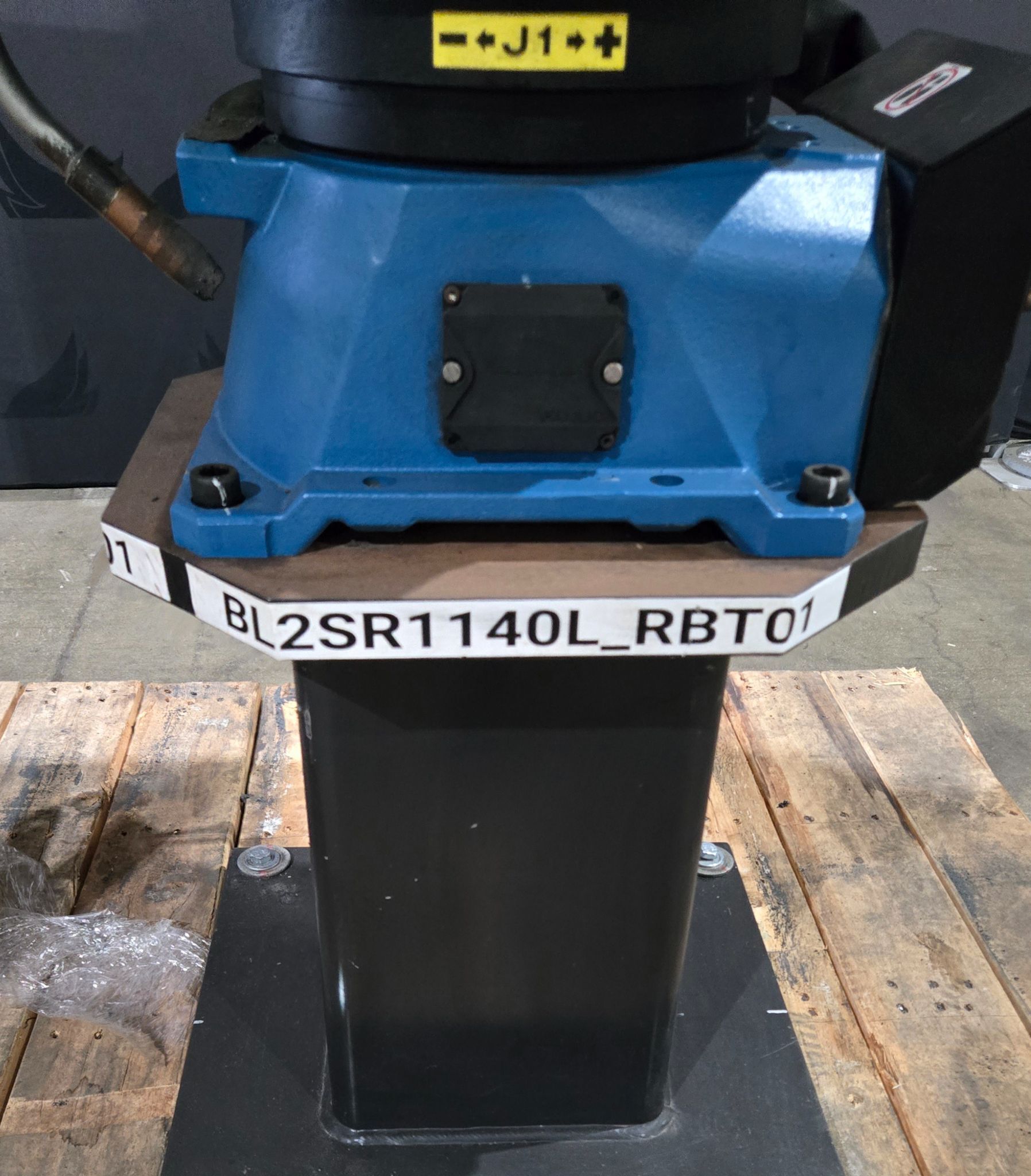 FANUC Arc Mate 120iD Complete w/ R-30iB Plus Controller and TPS 400i Weld Package & 20" Riser USED 12