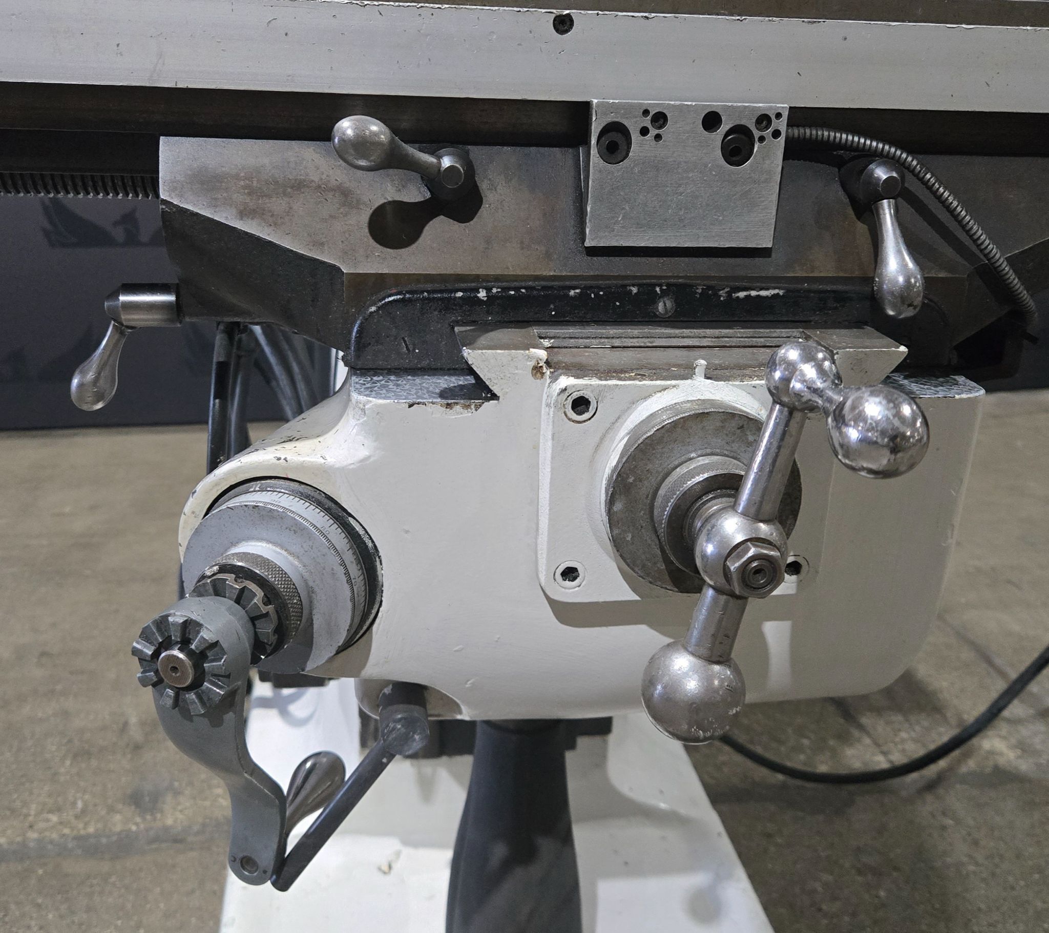 BRIDGEPORT SERIES I 2HP VERTICAL MILLING MACHINE USED 4