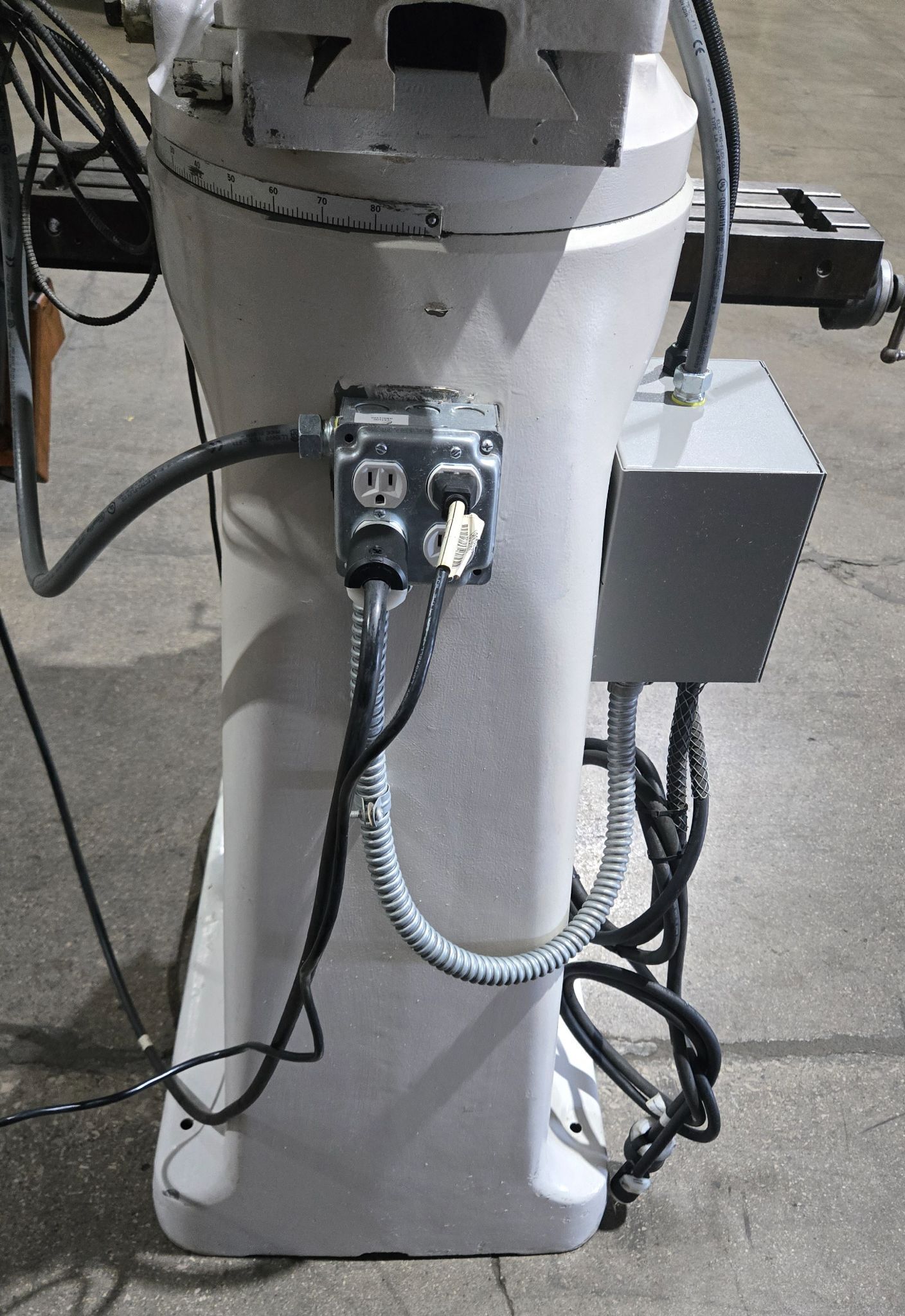 BRIDGEPORT SERIES I 2HP VERTICAL MILLING MACHINE USED 13