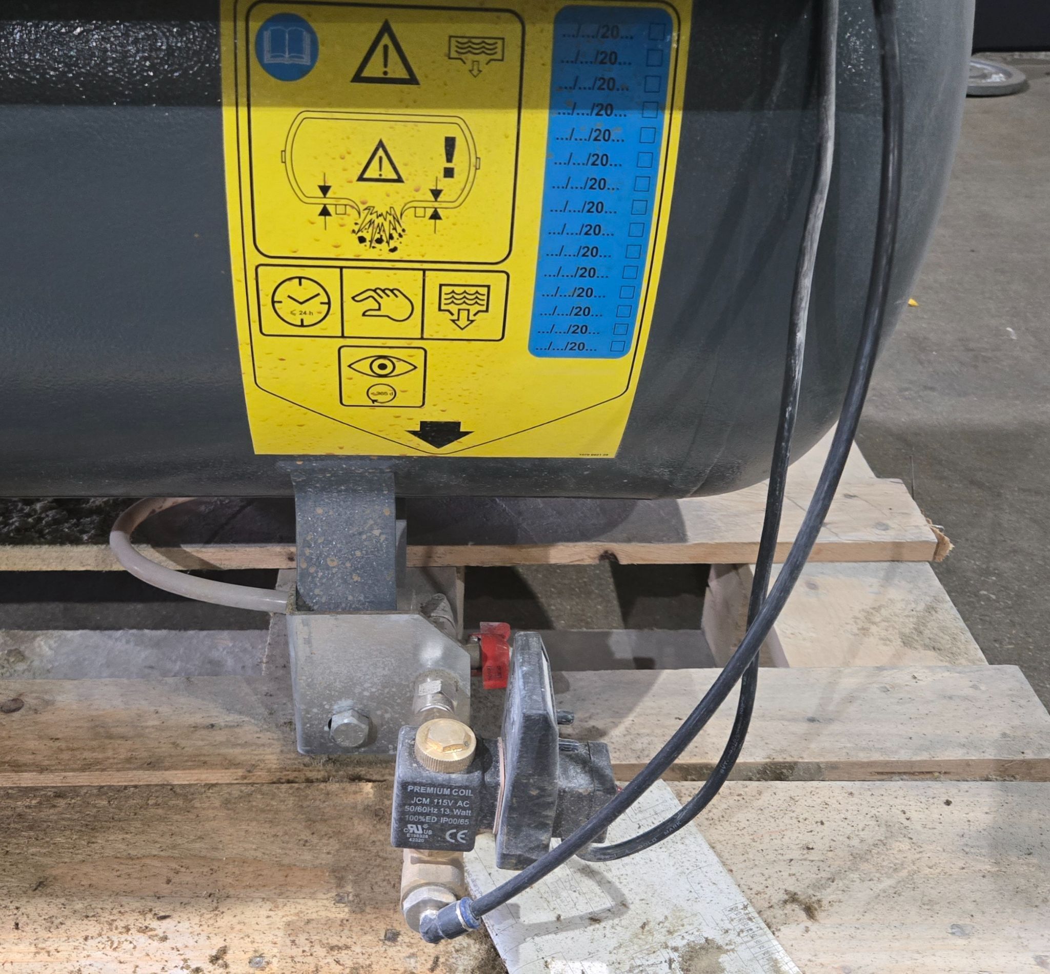 ATLAS COPCO 8152103842 G5FF Rotary Screw Air Compressor with Dryer USED 7