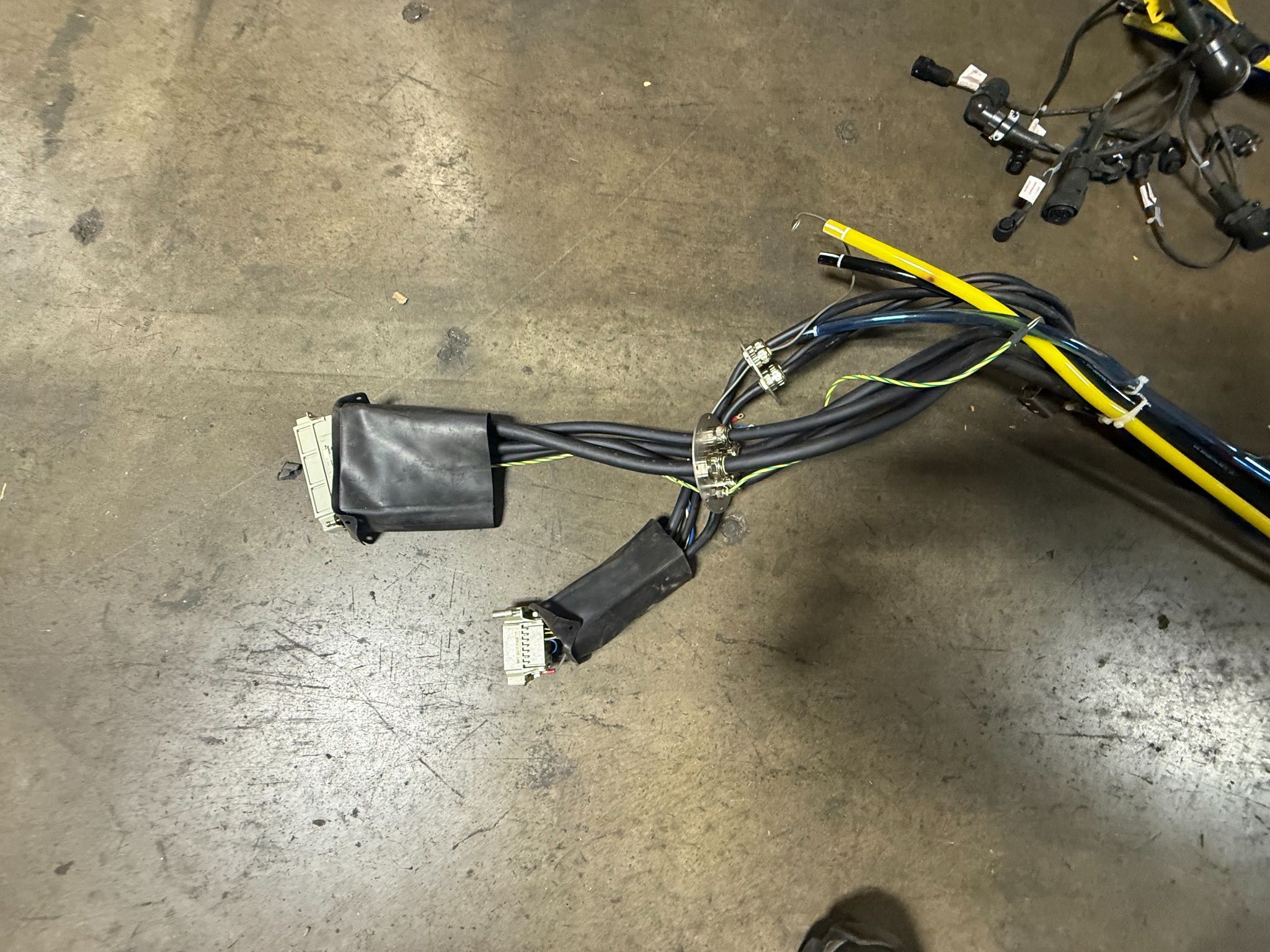 FANUC R-2000 Series RM1, RP1 Internal Robot Harness USED 4