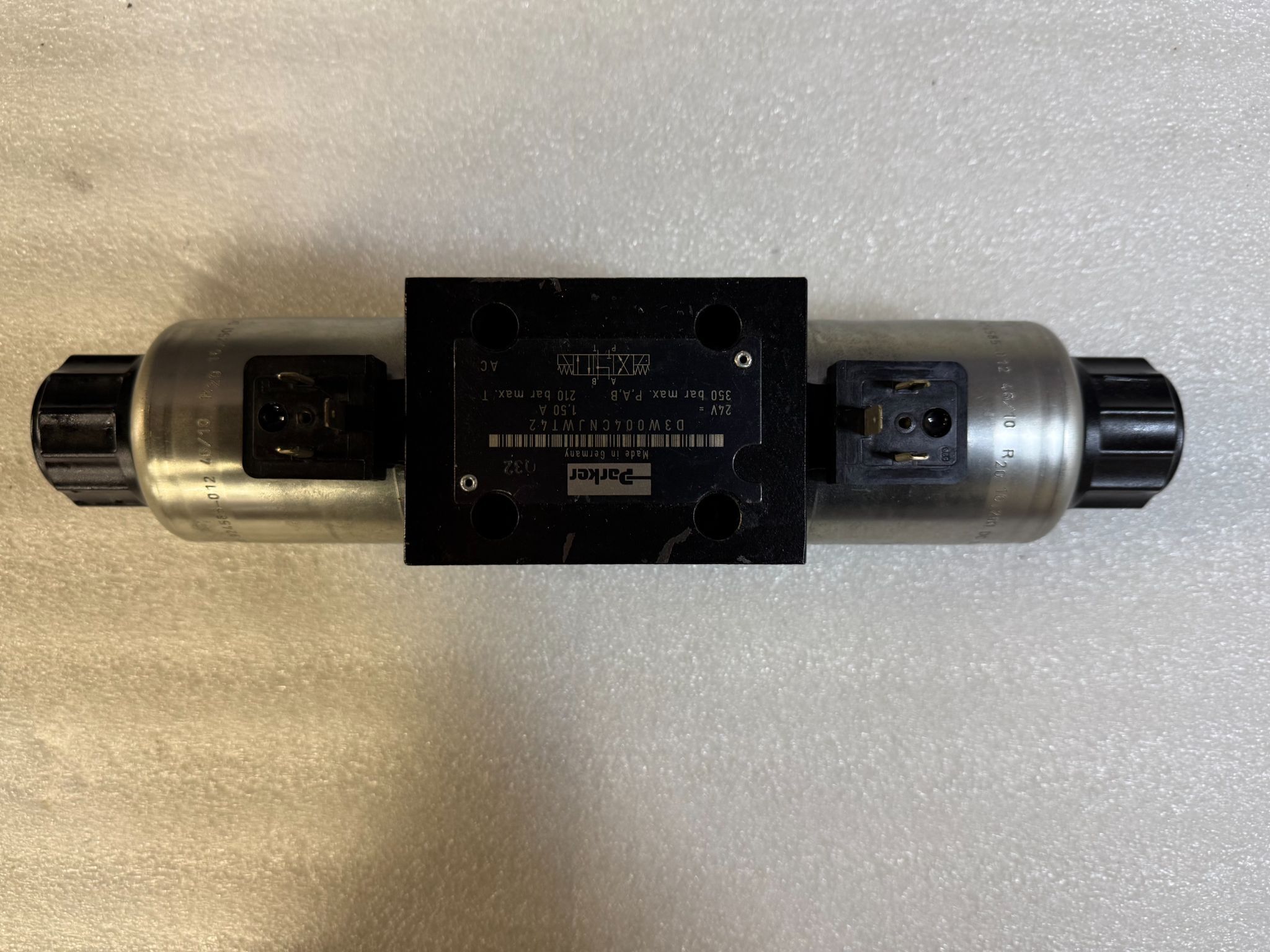 PARKER D3W004CNJWT42 Hydraulic Solenoid Directional Valve USED 1