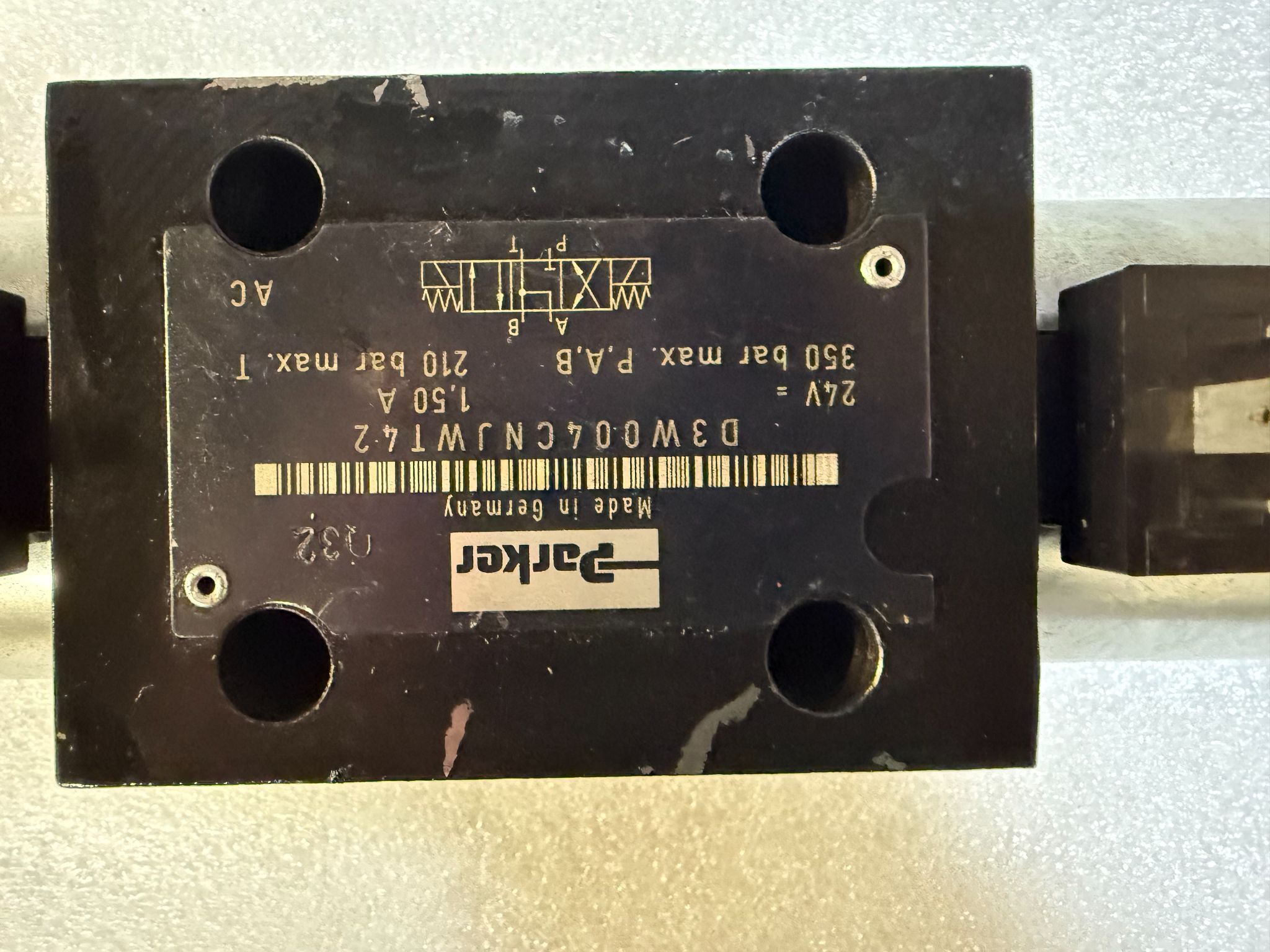 PARKER D3W004CNJWT42 Hydraulic Solenoid Directional Valve USED 2