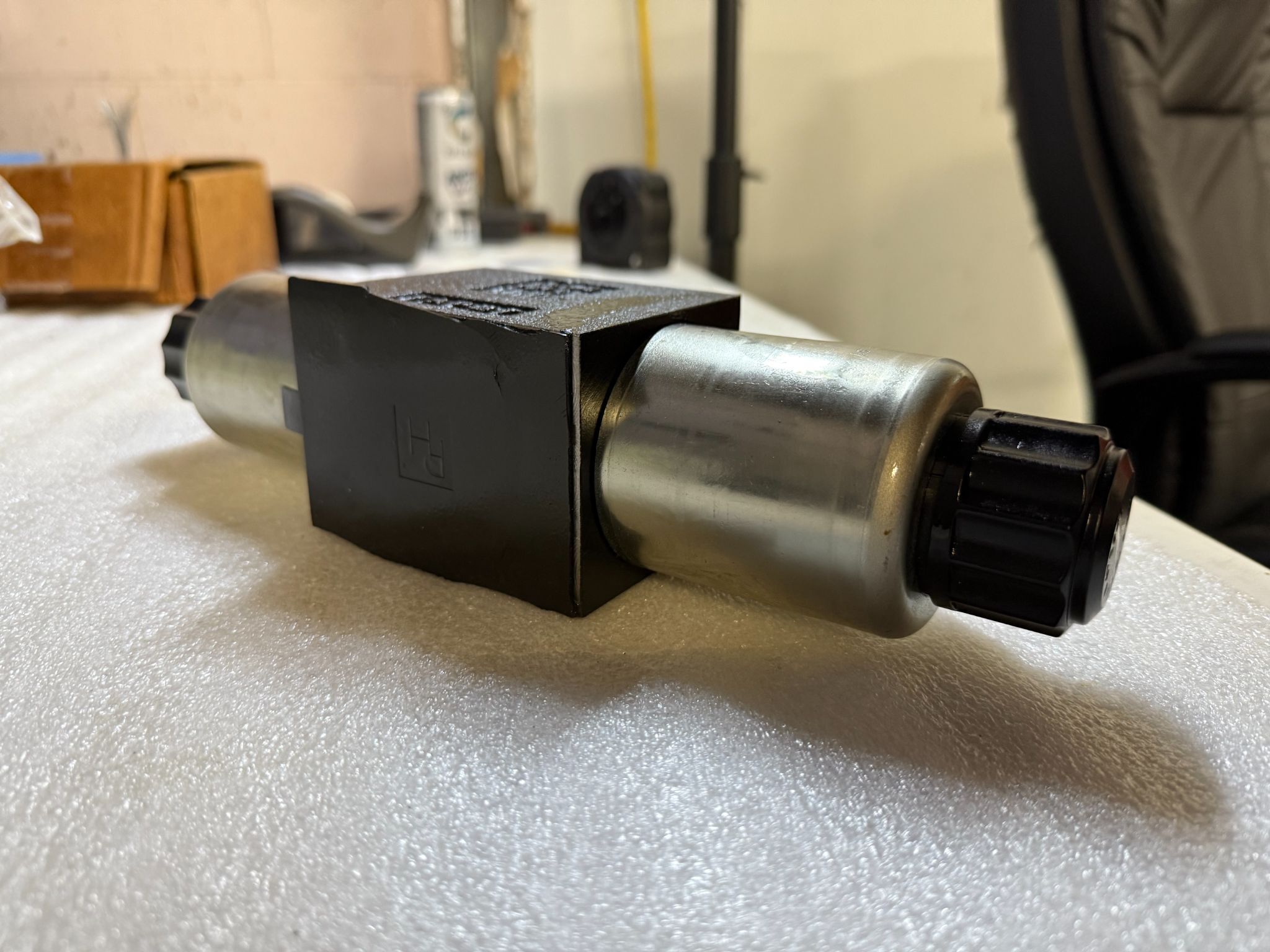 PARKER D3W004CNJWT42 Hydraulic Solenoid Directional Valve USED 4