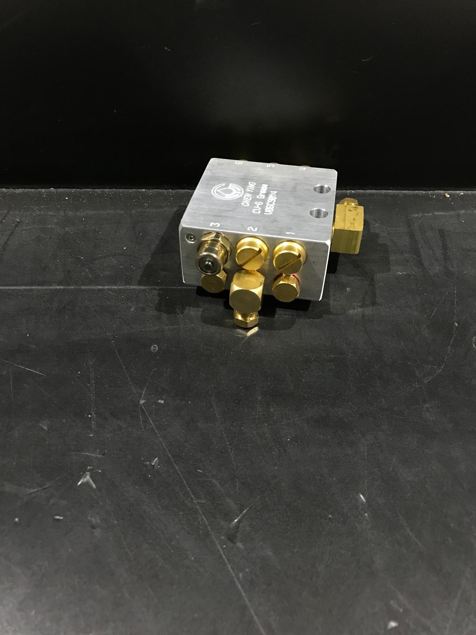 CHEN YING V06C9014 Multi-Port Lubrication Divider Valve NEW 1