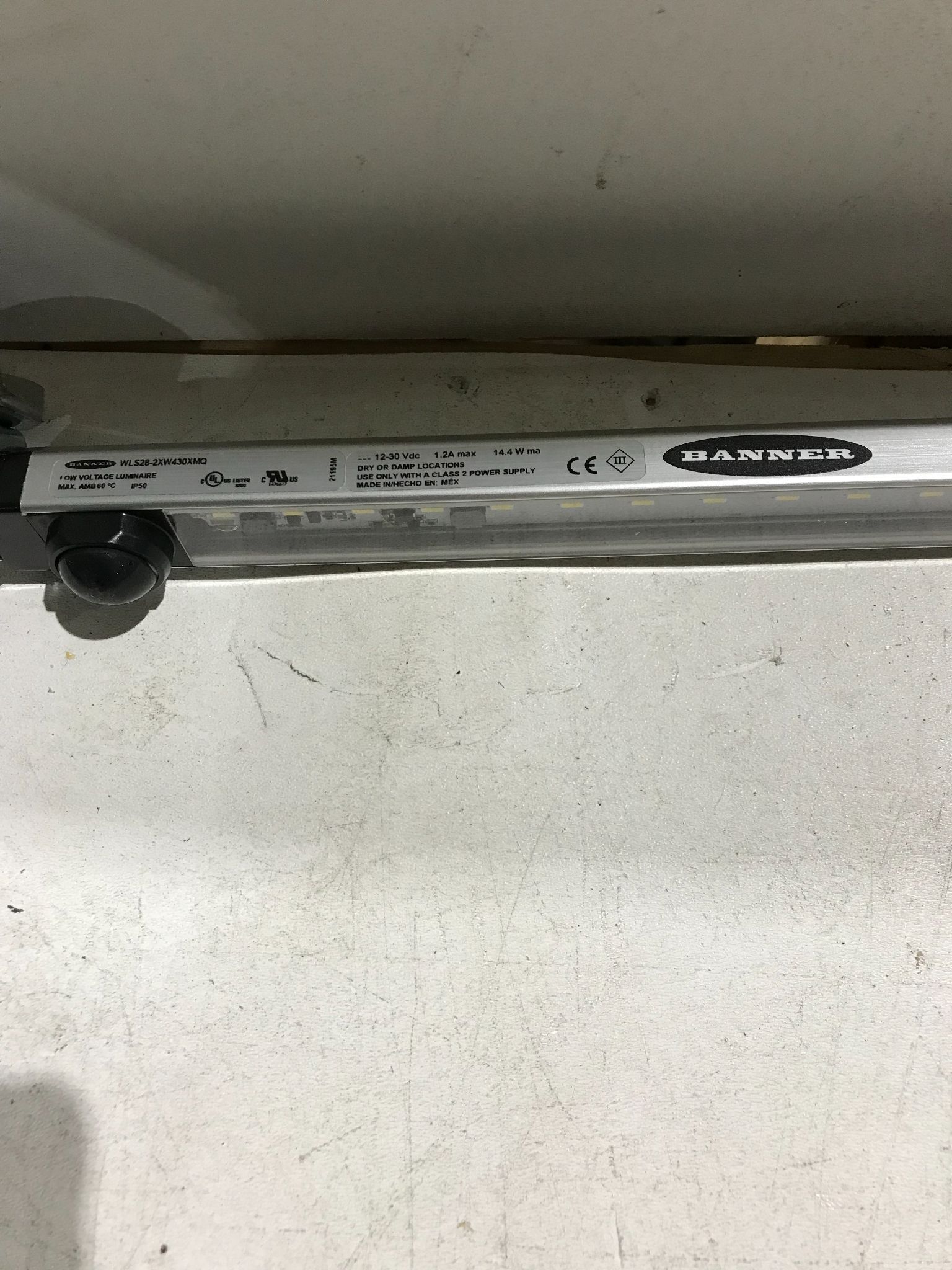 BANNER WLS28-2XW430XMQ LED Strip Light USED 2