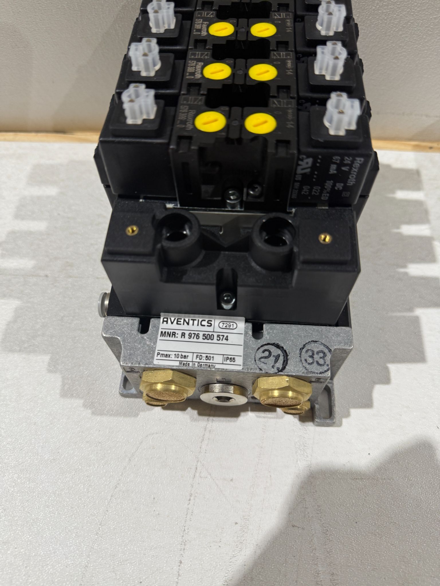 AVENTICS R 976 500 574 Valve Manifold w/ Rexroth 576 399 0 Valve Modules NEW 1