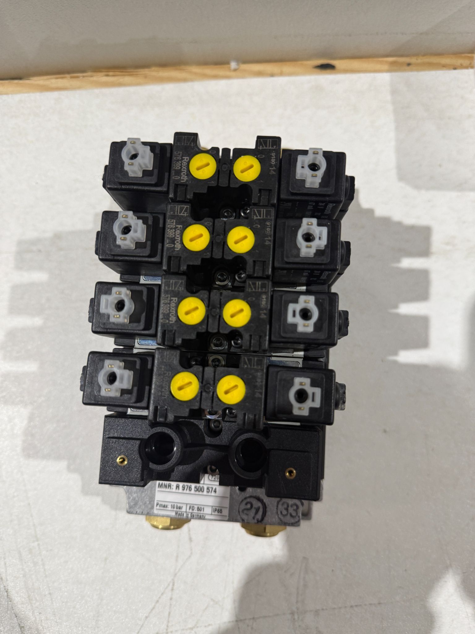 AVENTICS R 976 500 574 Valve Manifold w/ Rexroth 576 399 0 Valve Modules NEW 2