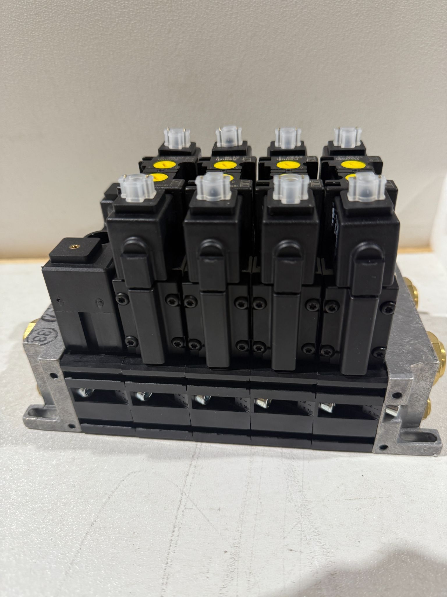 AVENTICS R 976 500 574 Valve Manifold w/ Rexroth 576 399 0 Valve Modules NEW 3