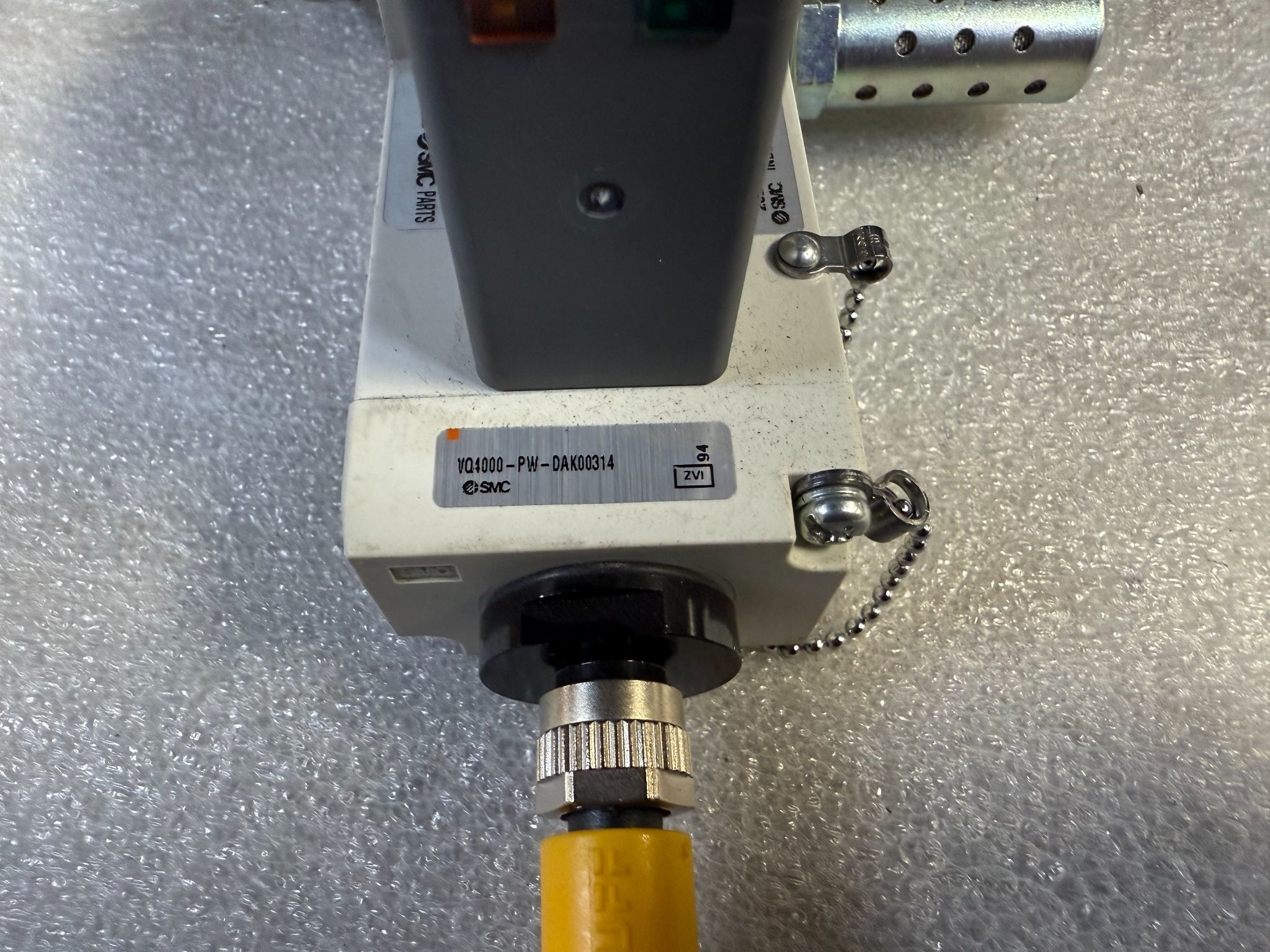SMC VQ4000‑PW‑DAK00314 Sub Plate w/ VQC4201‑51 Solenoid Valve USED 4